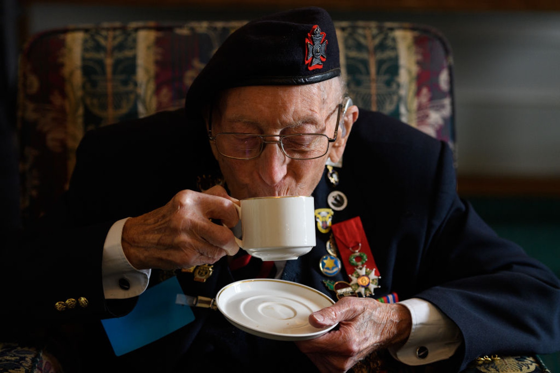 【諾曼第登陸】:今年適逢盟軍登陸諾曼第75週年。1944年6月6日,盟軍正式反攻法國北部諾曼第地區(Normandy),繼而擊退駐法德軍,重奪歐洲大陸控制權。此役被視為二戰的轉捩點,亦是盟軍奠定勝局之端。不過,雙方傷亡慘重,逾六十萬人死於槍林彈雨之中。曾參與諾曼第登陸戰的96歲老兵Percy Lewis在索斯威克莊園(Southwick House)接受媒體訪問。莊園當年是盟軍的駐英臨時總部,盟軍總領艾森豪威爾(Dwight D. Eisenhower)、蒙哥馬利(Bernard Montgomery)等在該處會面,議定反攻歐洲計劃。(Getty Images) 【諾曼第登陸】:今年適逢盟軍登陸諾曼第75週年。1944年6月6日,盟軍正式反攻法國北部諾曼第地區(Normandy),繼而擊退駐法德軍,重奪歐洲大陸控制權。此役被視為二戰的轉捩點,亦是盟軍奠定勝局之端。不過,雙方傷亡慘重,逾六十萬人死於槍林彈雨之中。曾參與諾曼第登陸戰的96歲老兵Percy Lewis在索斯威克莊園(Southwick House)接受媒體訪問。莊園當年是盟軍的駐英臨時總部,盟軍總領艾森豪威爾(Dwight D. Eisenhower)、蒙哥馬利(Bernard Montgomery)等在該處會面,議定反攻歐洲計劃。(Getty Images)