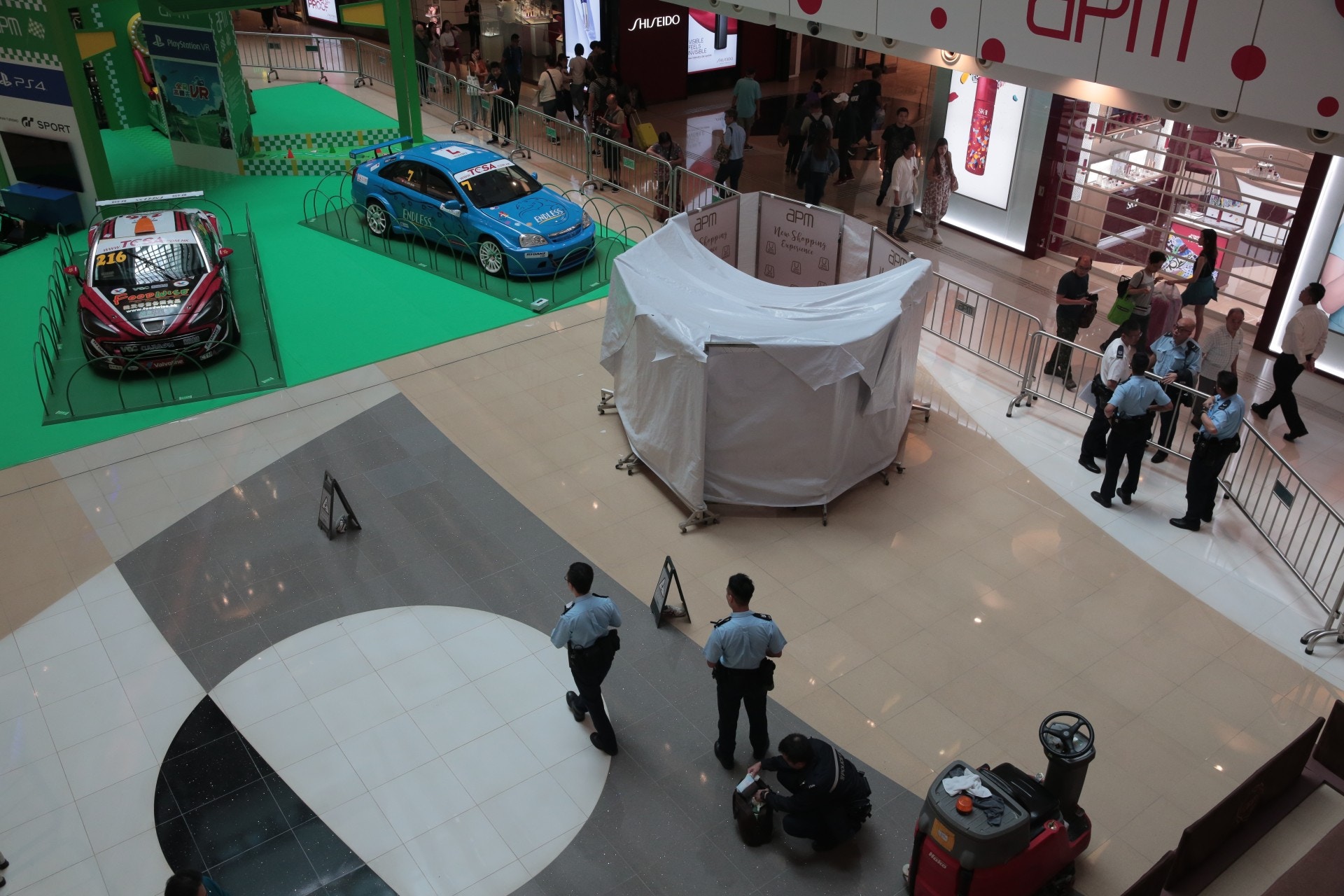 【珍惜生命】女子apm商場飛墮送院亡　商場有計劃加高圍欄防悲劇