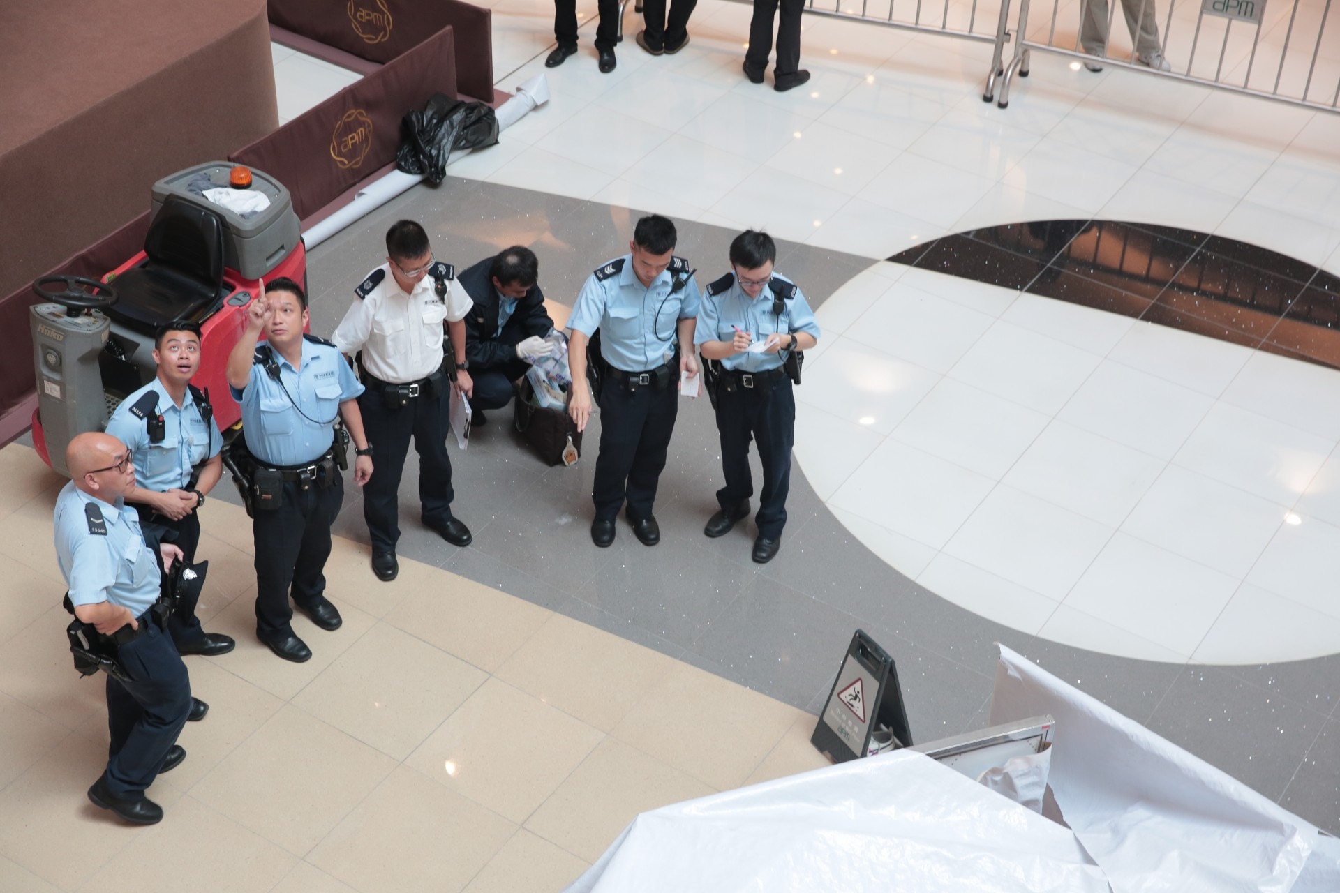 警員在現場調查。（梁銘康攝）