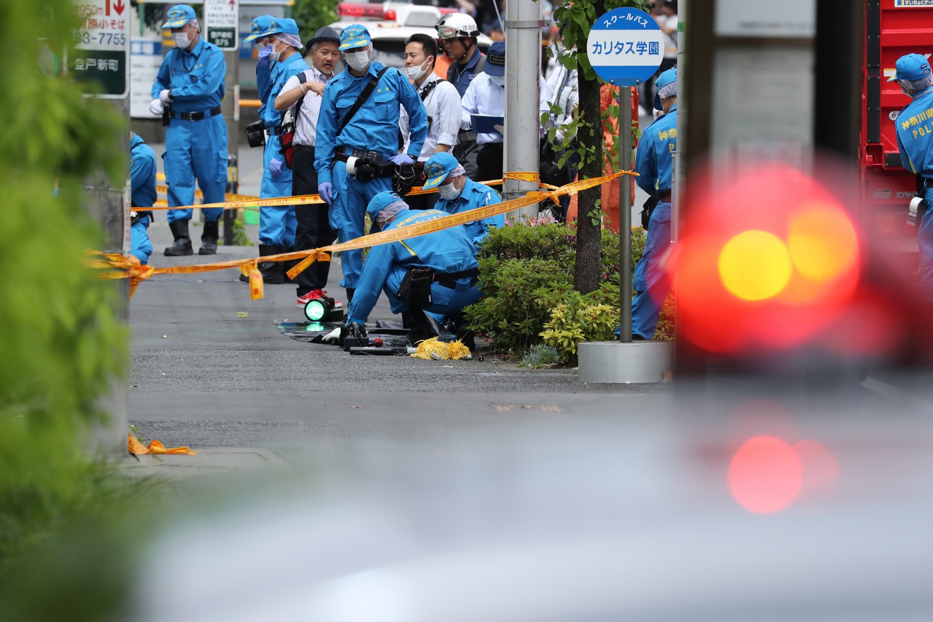 川崎命案造成包括兇手在內的3死18傷，事件後警方封鎖現場調查。（Getty Images）