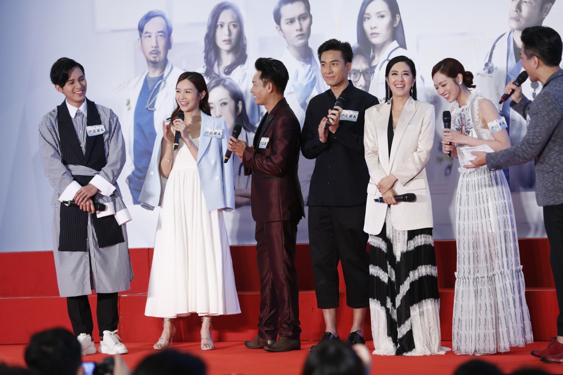 馬國明與一眾演員,昨晚現出席無綫劇集《白色強人》首映會造勢活動。(陳順禎攝) 馬國明與一眾演員,昨晚現出席無綫劇集《白色強人》首映會造勢活動。(陳順禎攝)