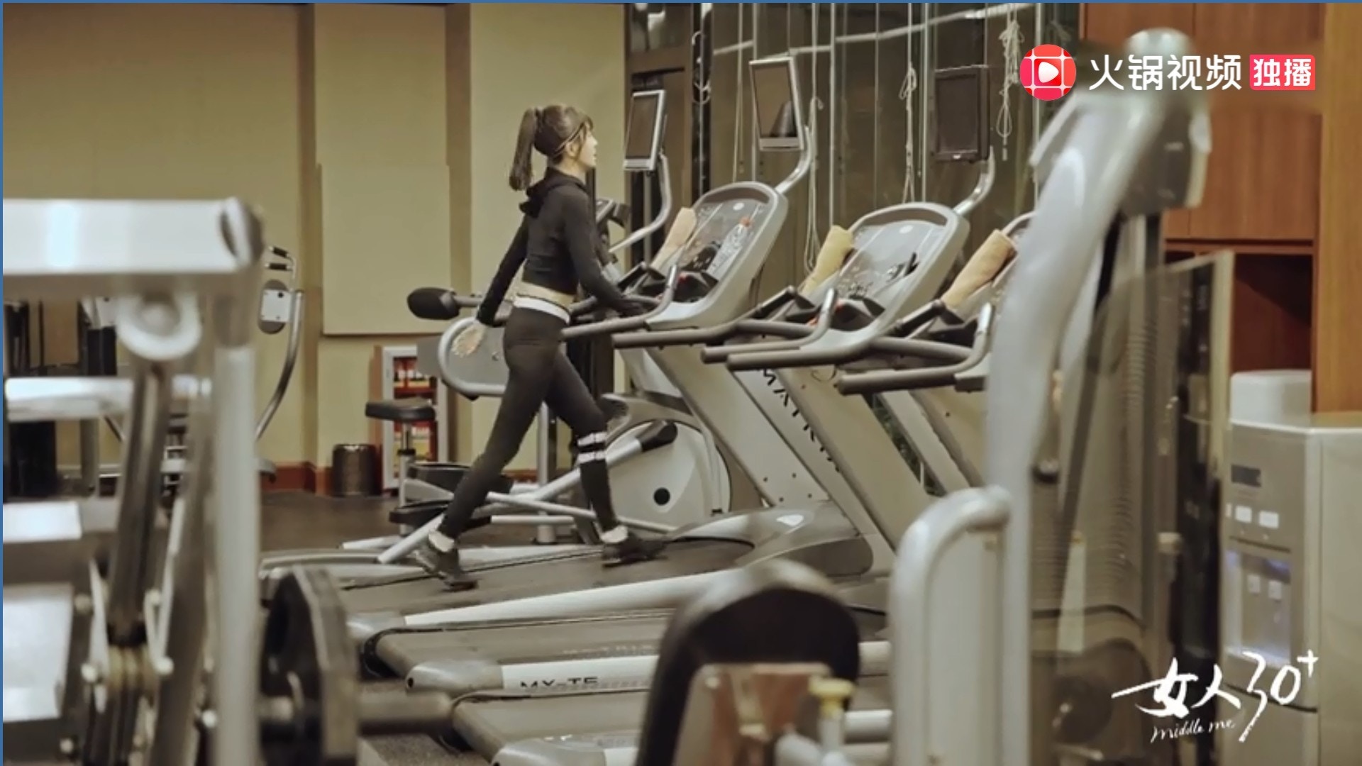 秦嵐原地快行可以輕鬆瘦身。(騰訊視頻截圖)