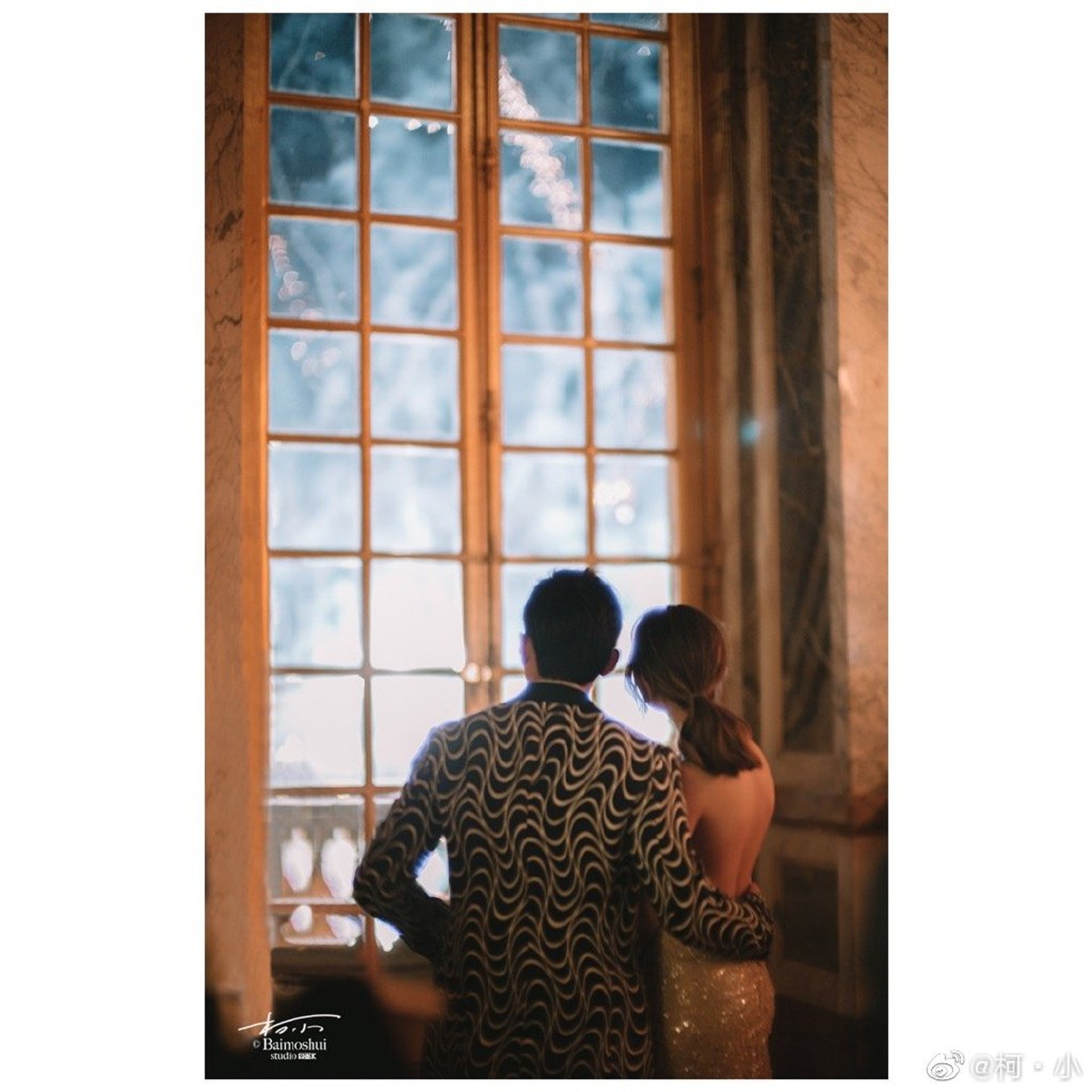 周杰倫與昆凌依偎看煙花。(微博@柯·小) 周杰倫與昆凌依偎看煙花。(微博@柯·小)