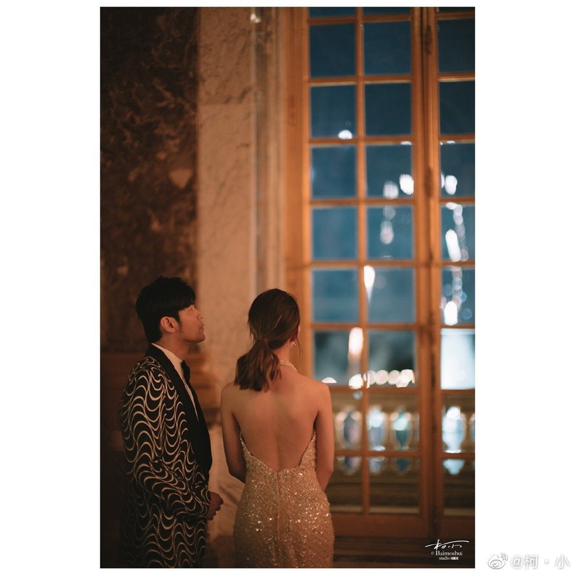 周杰倫與昆凌看煙花。(微博@柯·小) 周杰倫與昆凌看煙花。(微博@柯·小)