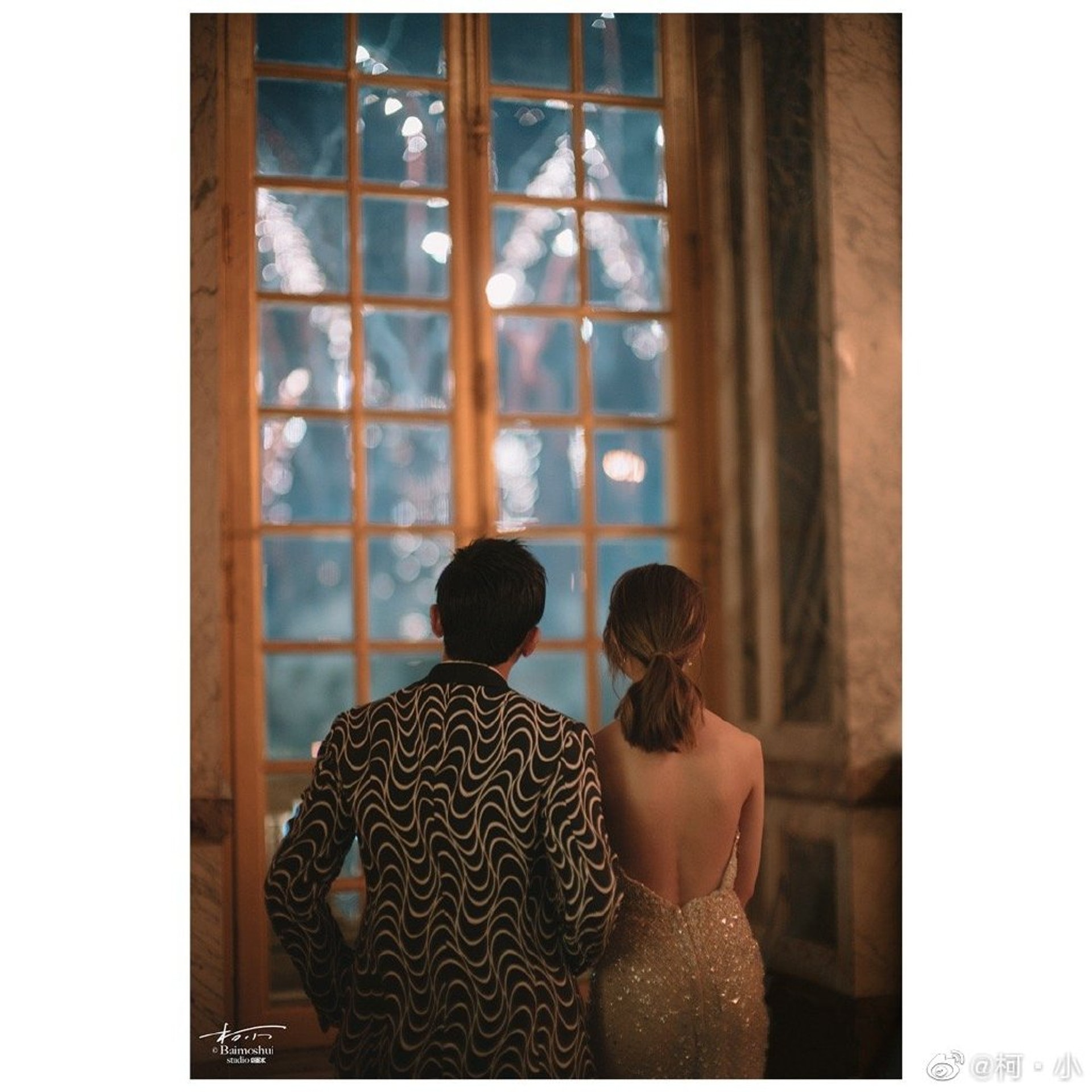 周杰倫與昆凌看煙花。(微博@柯·小) 周杰倫與昆凌看煙花。(微博@柯·小)