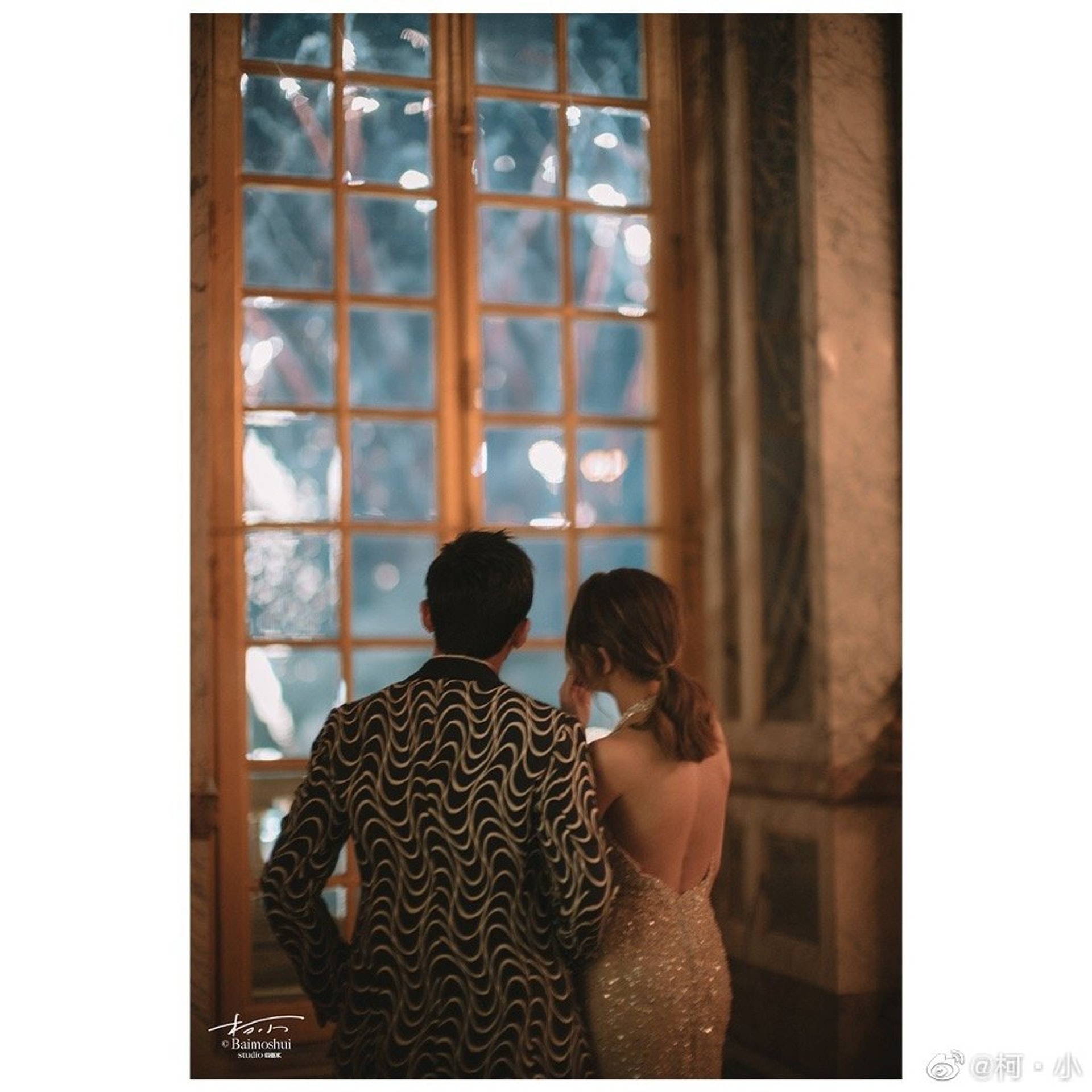 周杰倫與昆凌看煙花。(微博@柯·小)