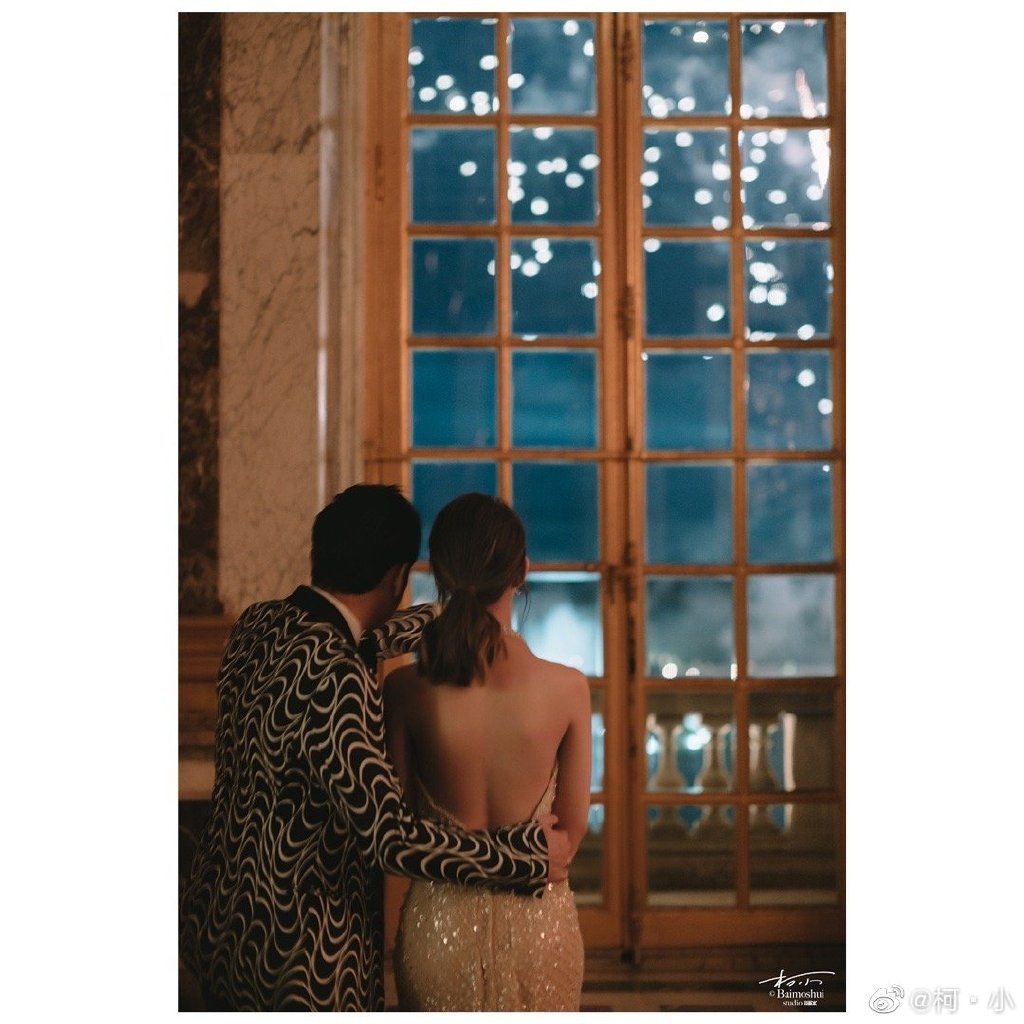 周杰倫與昆凌看煙花。(微博@柯·小) 周杰倫與昆凌看煙花。(微博@柯·小)