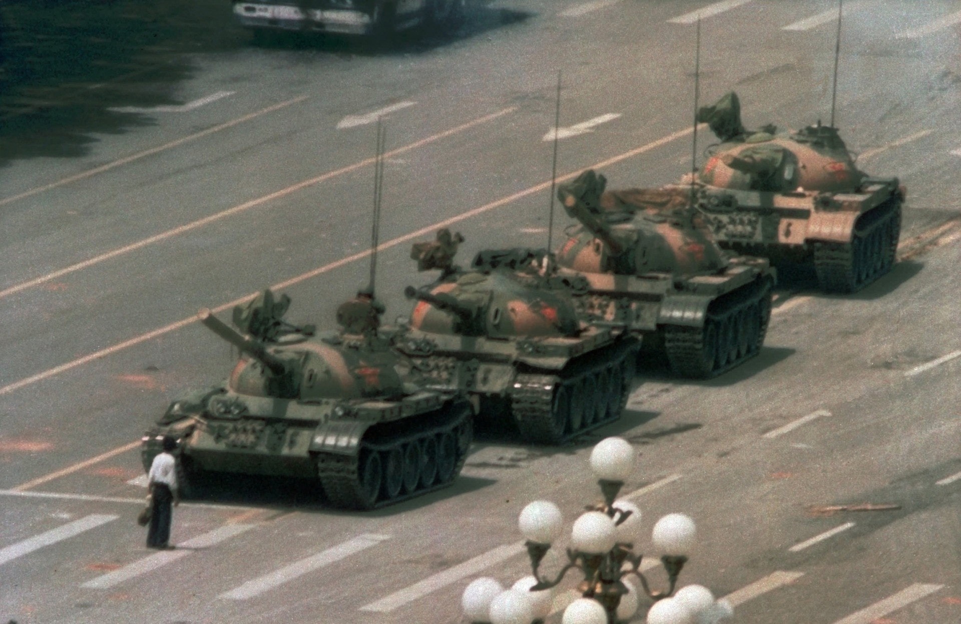 1989年6月5日,六四事件天安門清場後,一名手無寸鐵的青年王維林隻身試圖擋坦克去路,被認為是八九民運中極具象徵意義的一幕。(美聯社) 1989年6月5日,六四事件天安門清場後,一名手無寸鐵的青年王維林隻身試圖擋坦克去路,被認為是八九民運中極具象徵意義的一幕。(美聯社)