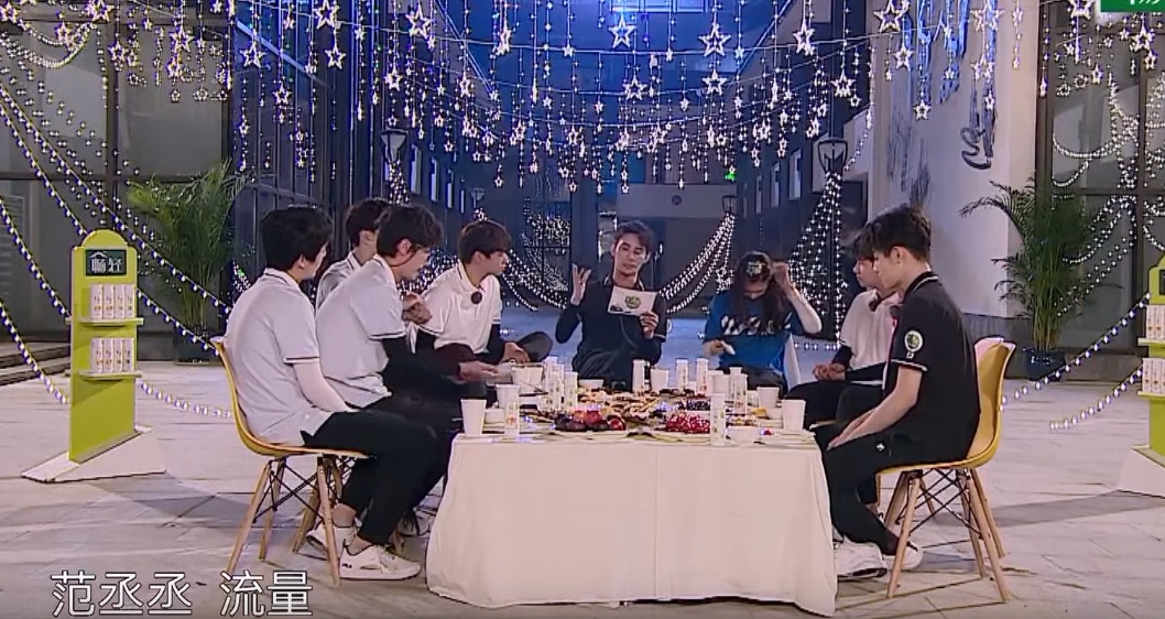 主持人一起坐下回答自身被貼上的標籤。（《青春環遊記》截圖）