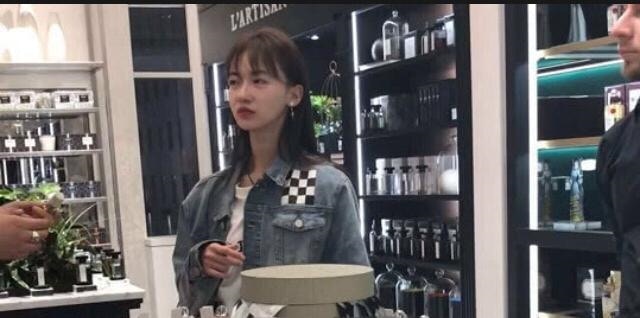 去年在紐約逛街時被爆態度不友善。（微博圖片）