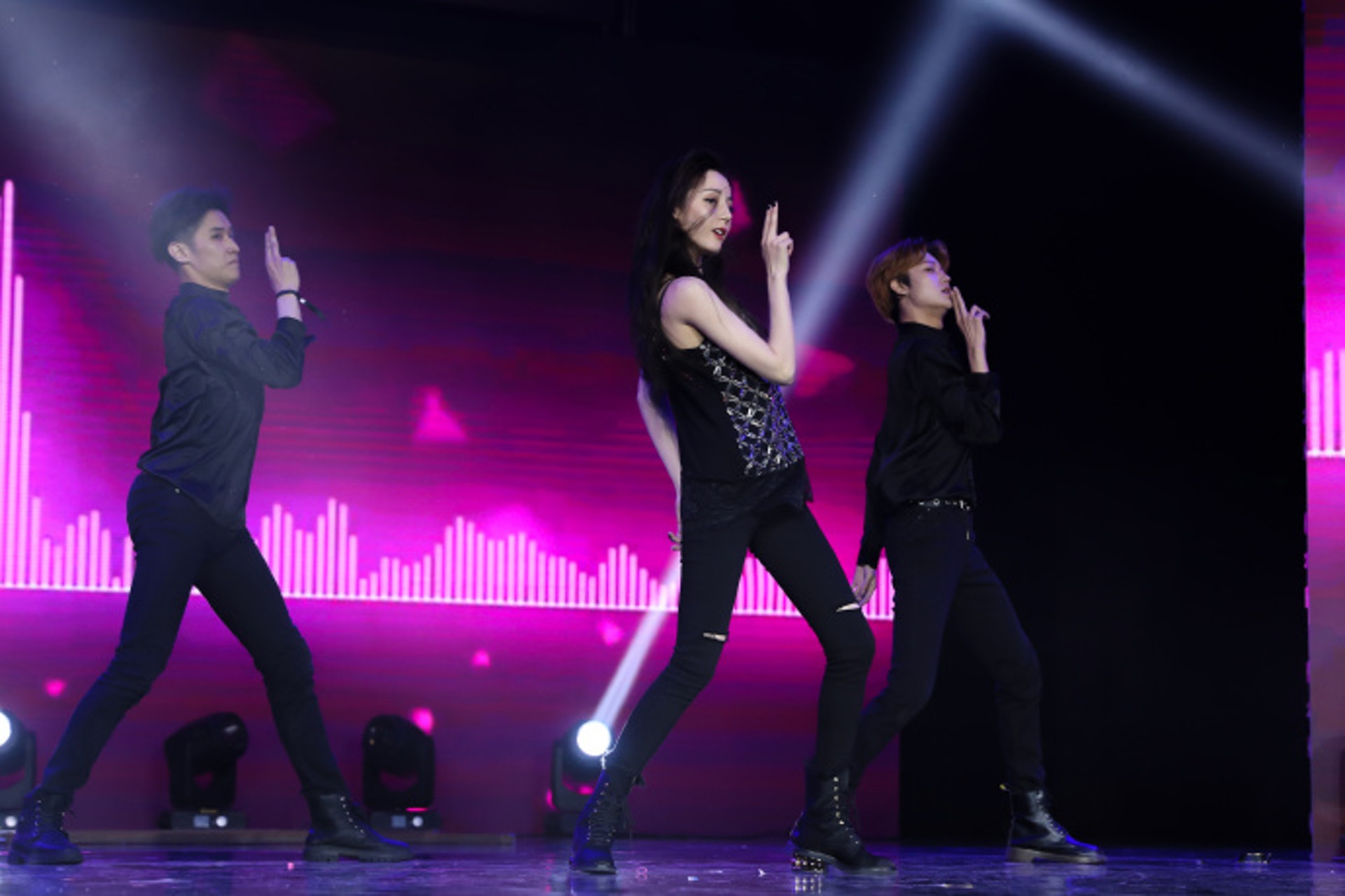 迪麗熱巴在生日會上大跳熱舞,型得嚟又性感!(微博/@嘉行迪麗熱巴工作室) 迪麗熱巴在生日會上大跳熱舞,型得嚟又性感!(微博/@嘉行迪麗熱巴工作室)