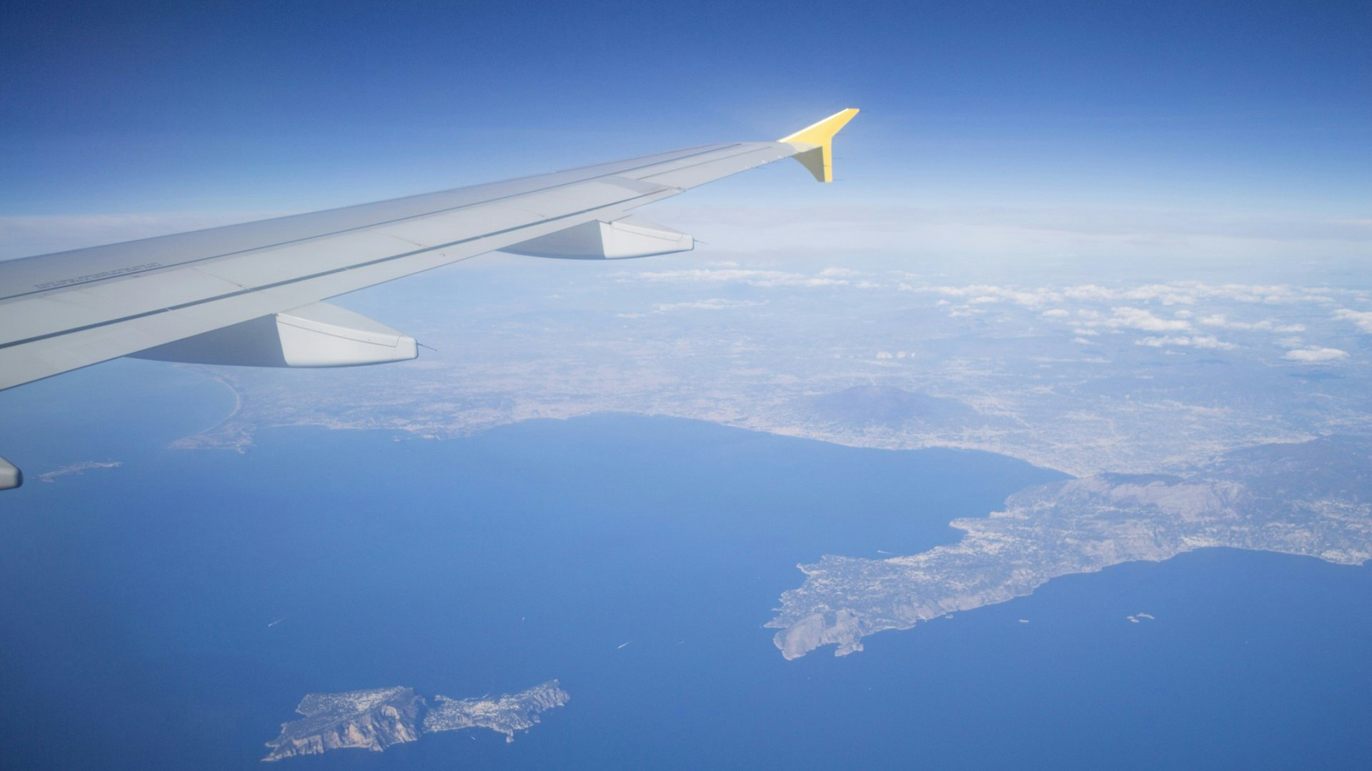 搭飛機最怕遇到7大討厭行為 獨霸行李櫃 異味天殘腳【附圖】 搭飛機最怕遇到7大討厭行為 獨霸行李櫃 異味天殘腳【附圖】