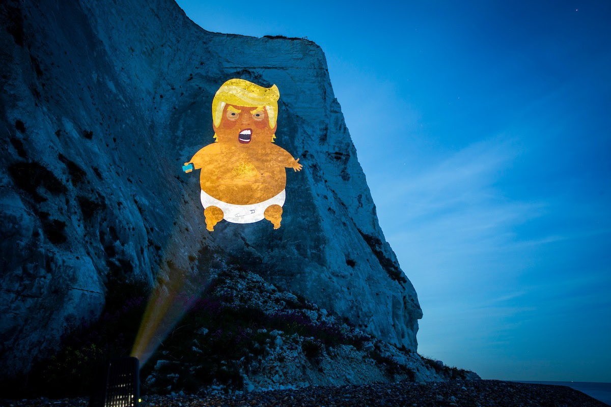 特朗普訪英：「Trump Baby被投影在著名旅遊景點多佛白崖上。（Matt Bonner Twitter 照片）