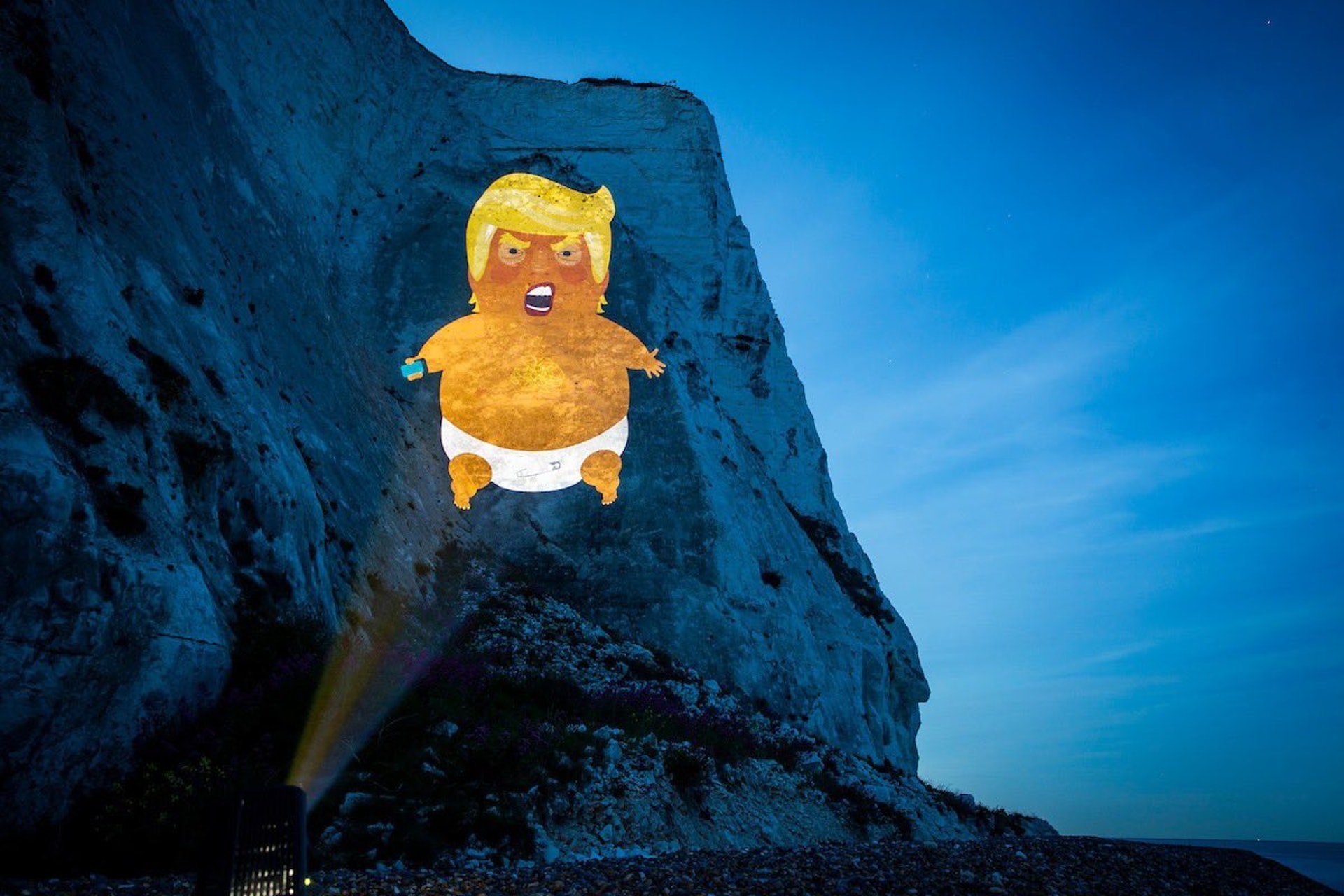 特朗普訪英:「Trump Baby被投影在著名旅遊景點多佛白崖上。(Matt Bonner Twitter 照片) 特朗普訪英:「Trump Baby被投影在著名旅遊景點多佛白崖上。(Matt Bonner Twitter 照片)