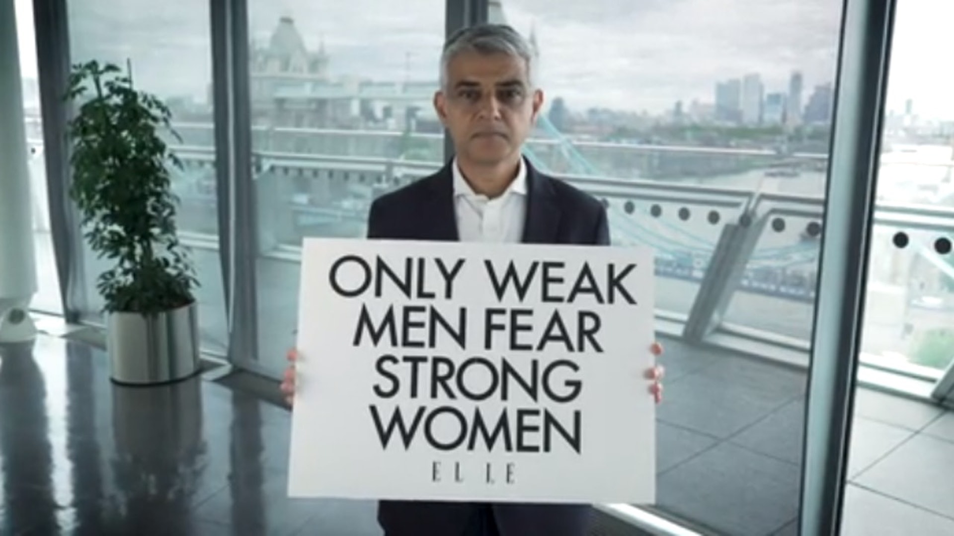 特朗普訪英:簡世德拍片回擊牌向特朗普示威。(ELLE UK影片截圖)