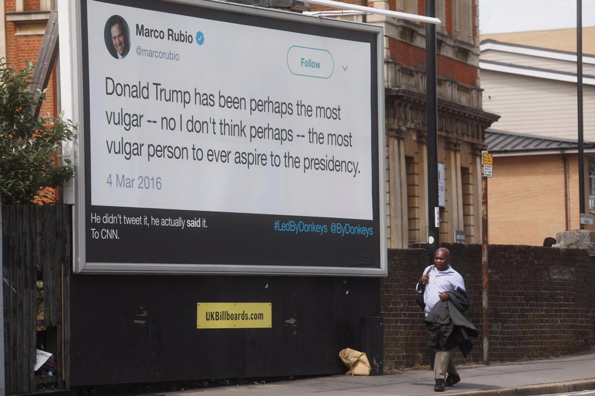 特朗普訪英:有人在廣告牌掛上橫額批評特朗普。(Led By Donkeys Twitter 照片)