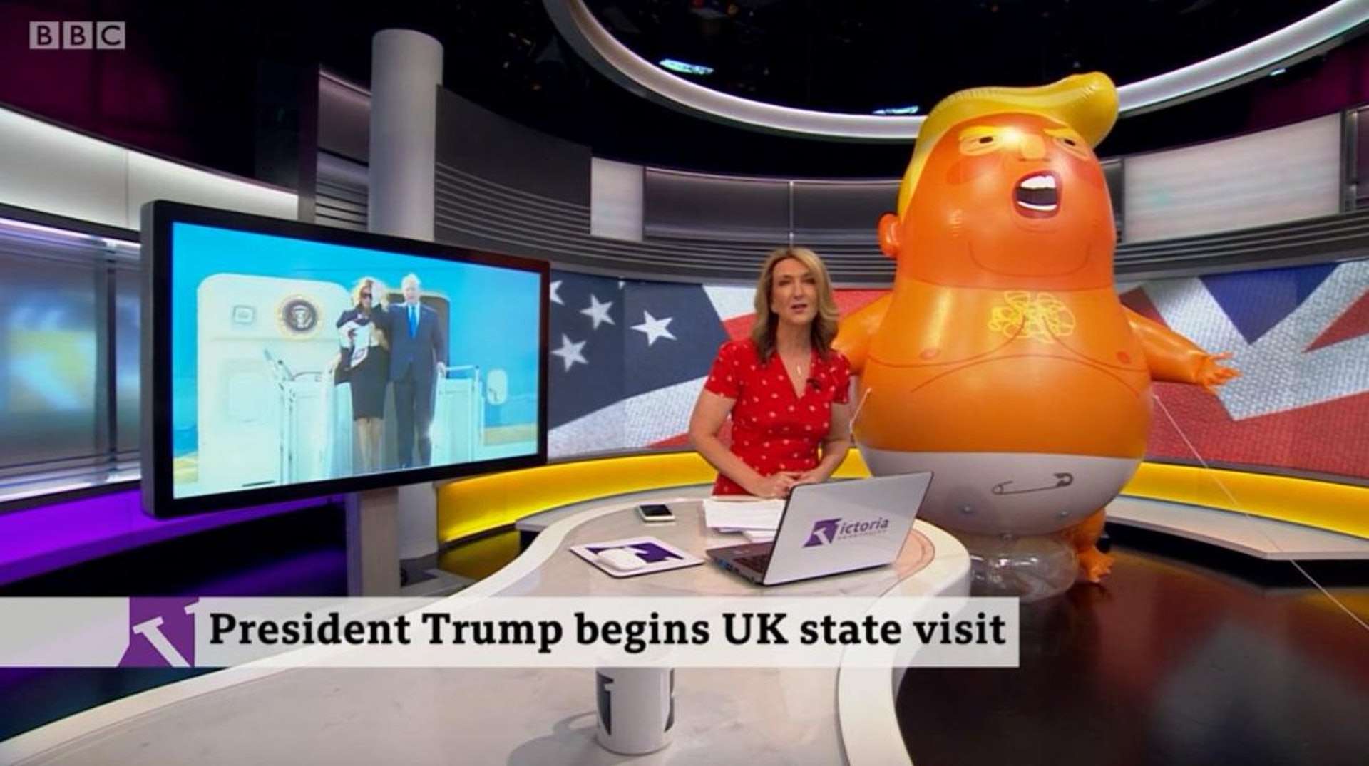 特朗普訪英:英國廣播公司(BBC)直播室內也擺放一個「Trump Baby」汽球。(Mark Di Stefano Twitter 照片) 特朗普訪英:英國廣播公司(BBC)直播室內也擺放一個「Trump Baby」汽球。(Mark Di Stefano Twitter 照片)