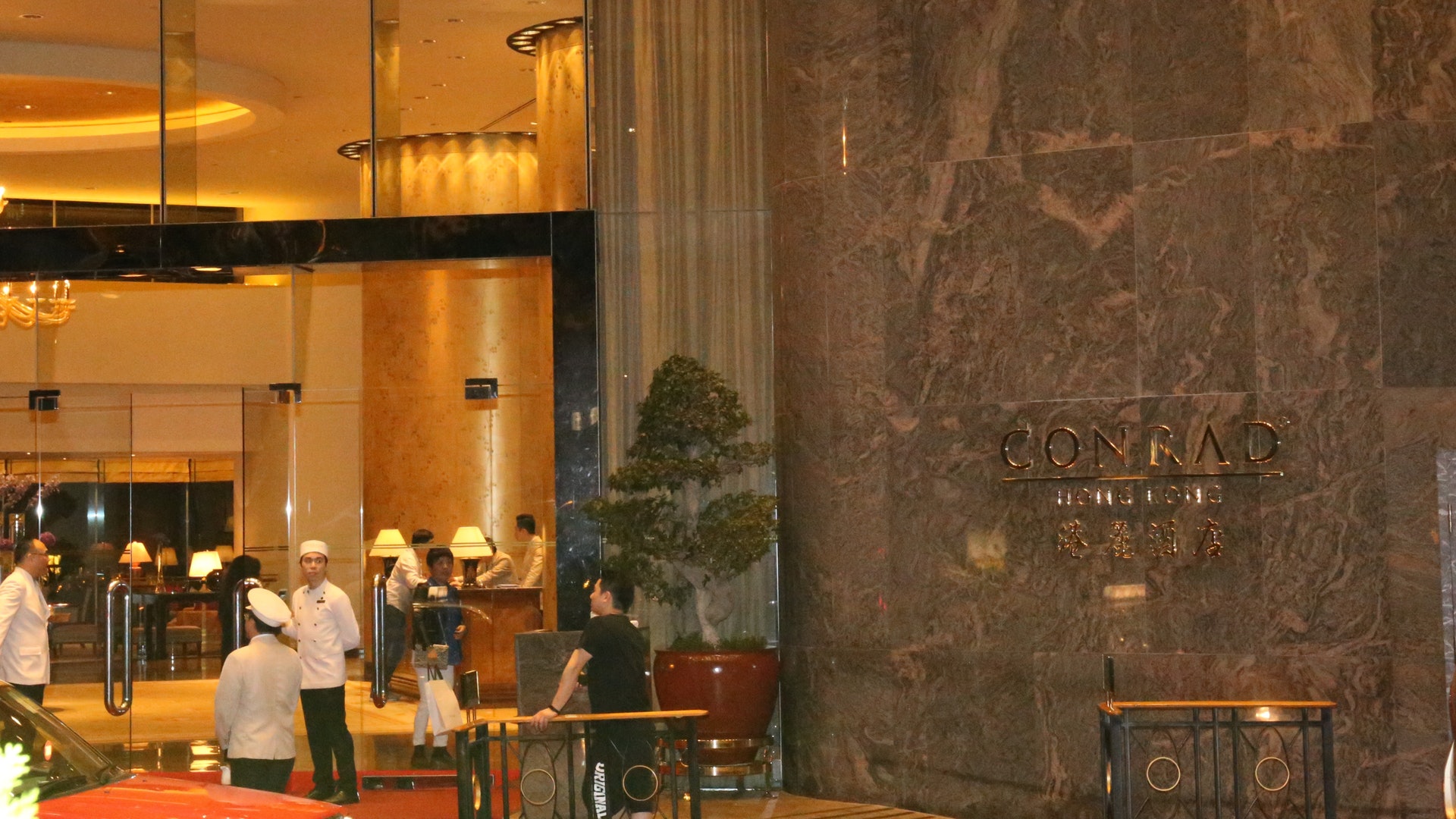 金鐘港麗酒店變整容診所 韓籍男女涉無牌行醫 警放蛇拘六人 金鐘港麗酒店變整容診所 韓籍男女涉無牌行醫 警放蛇拘六人