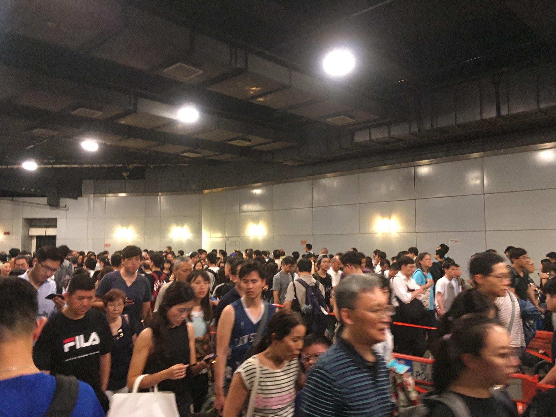 前往參與集會的群眾逼爆天后巴士總站。（鄭翠碧攝） 