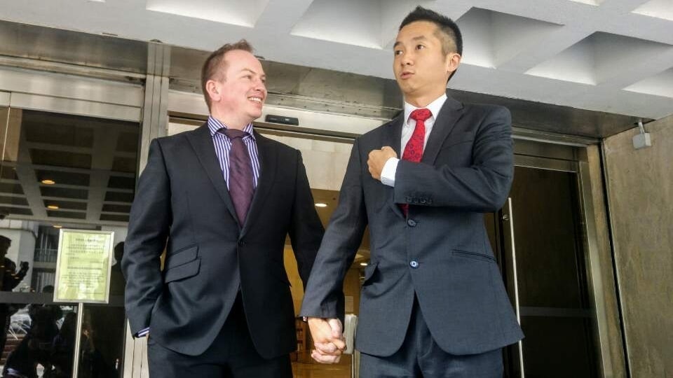 上訴人梁鎮罡(右)和其同性伴侶Scott Paul Adams。(資料圖片)