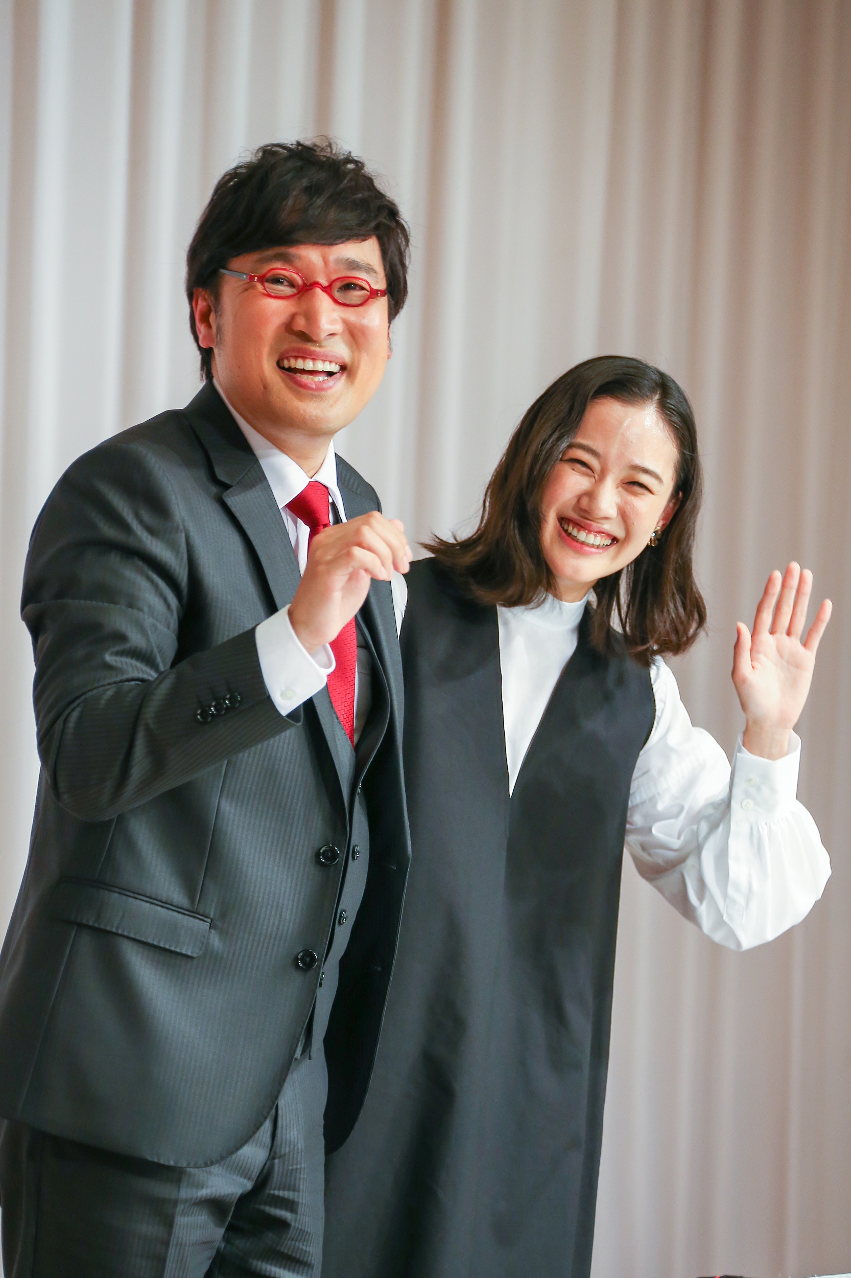 蒼井優結婚 偕夫山里亮太開記招全程甜笑拒收婚戒有原因