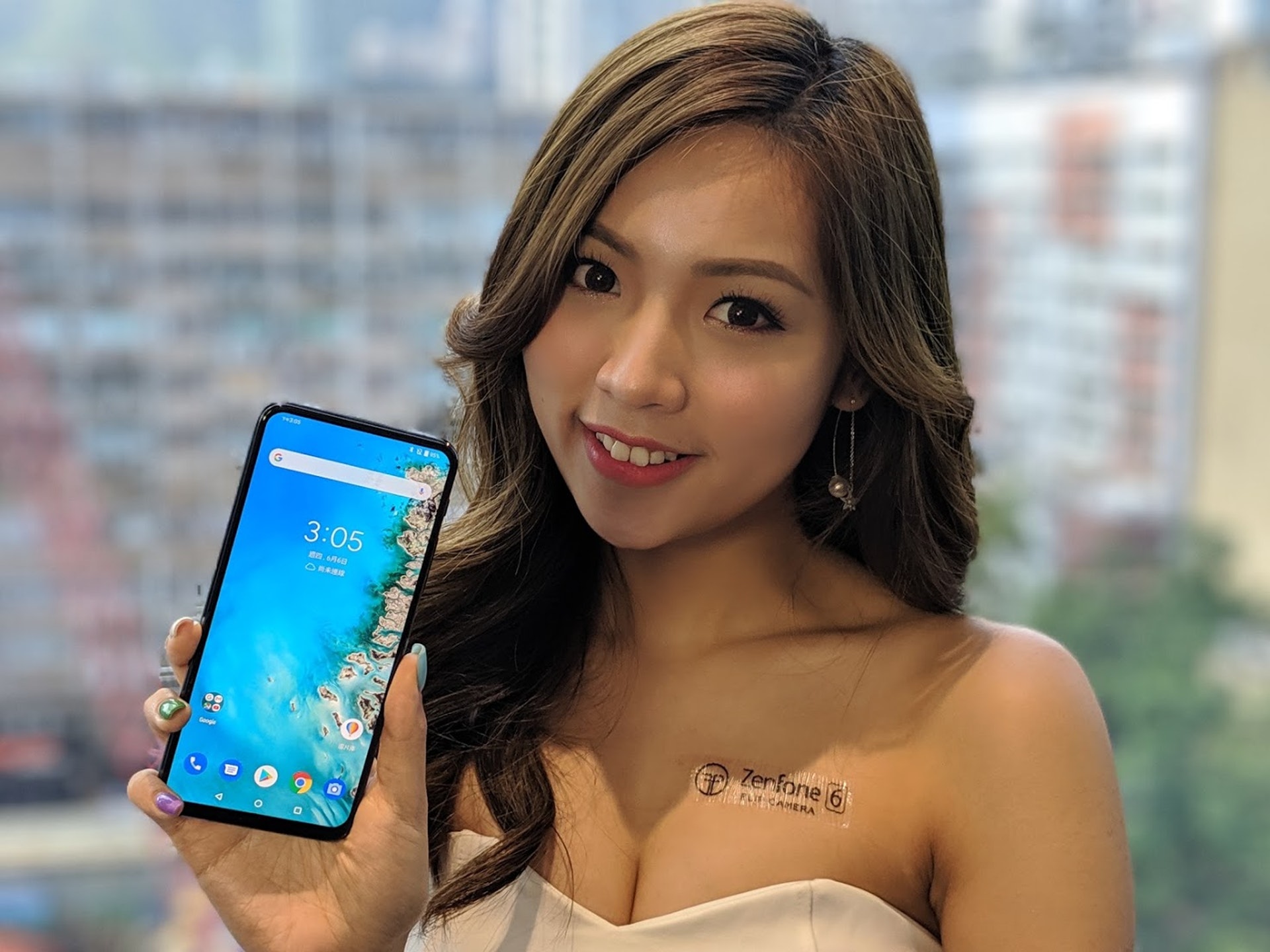 ASUS ZenFone 6 全機採用 Gorilla Glass 6 強化玻璃包覆,用上了目前流行的全面屏(蔡浩騰 攝)幕 ASUS ZenFone 6 全機採用 Gorilla Glass 6 強化玻璃包覆,用上了目前流行的全面屏(蔡浩騰 攝)幕