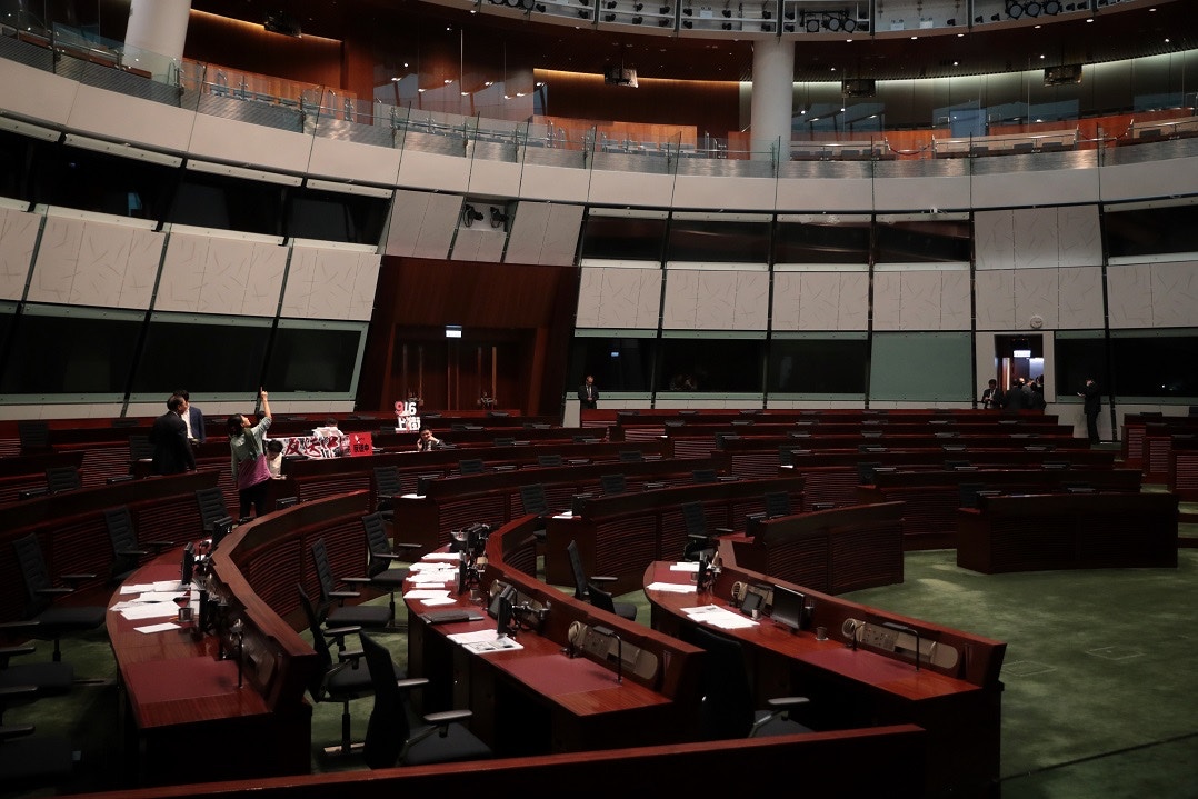 泛民議員會後留守會議廳。（李澤彤攝）