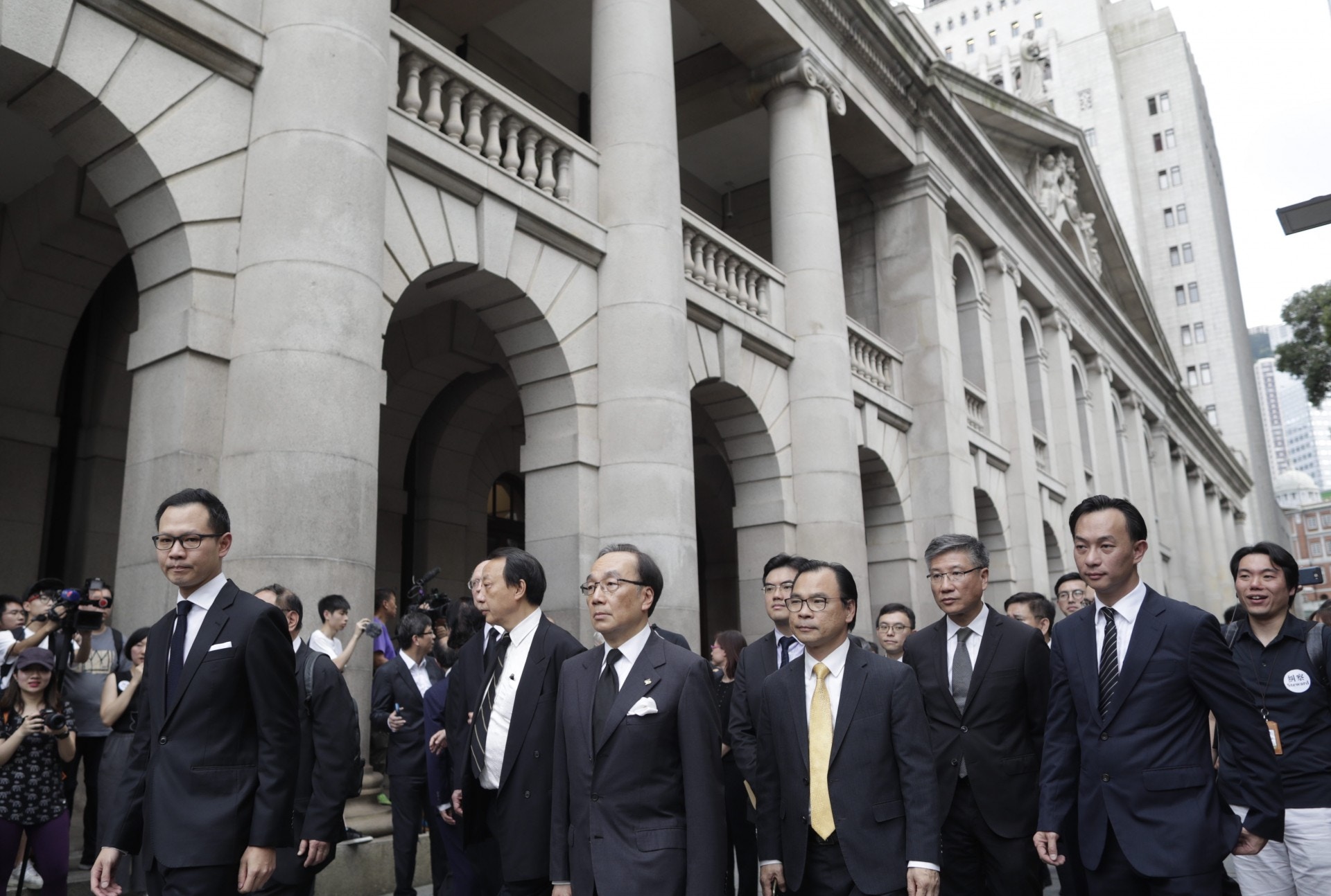 æ³•å¾‹ç•Œä»Šæ—¥ï¼ˆ6æ—¥ï¼‰ç™¼èµ·åã€Šé€ƒçŠ¯æ¢ä¾‹ã€‹éŠè¡Œï¼Œå„äººç©¿ä¸Šé»‘è¡£ï¼Œç”±çµ‚å¯©æ³•é™¢èµ·æ­¥ï¼Œå‰å¾€æ”¿åºœç¸½éƒ¨ï¼Œæ²¿é€”æ²’æœ‰å«å£è™Ÿã€‚ï¼ˆä½™ä¿Šäº®æ”ï¼‰