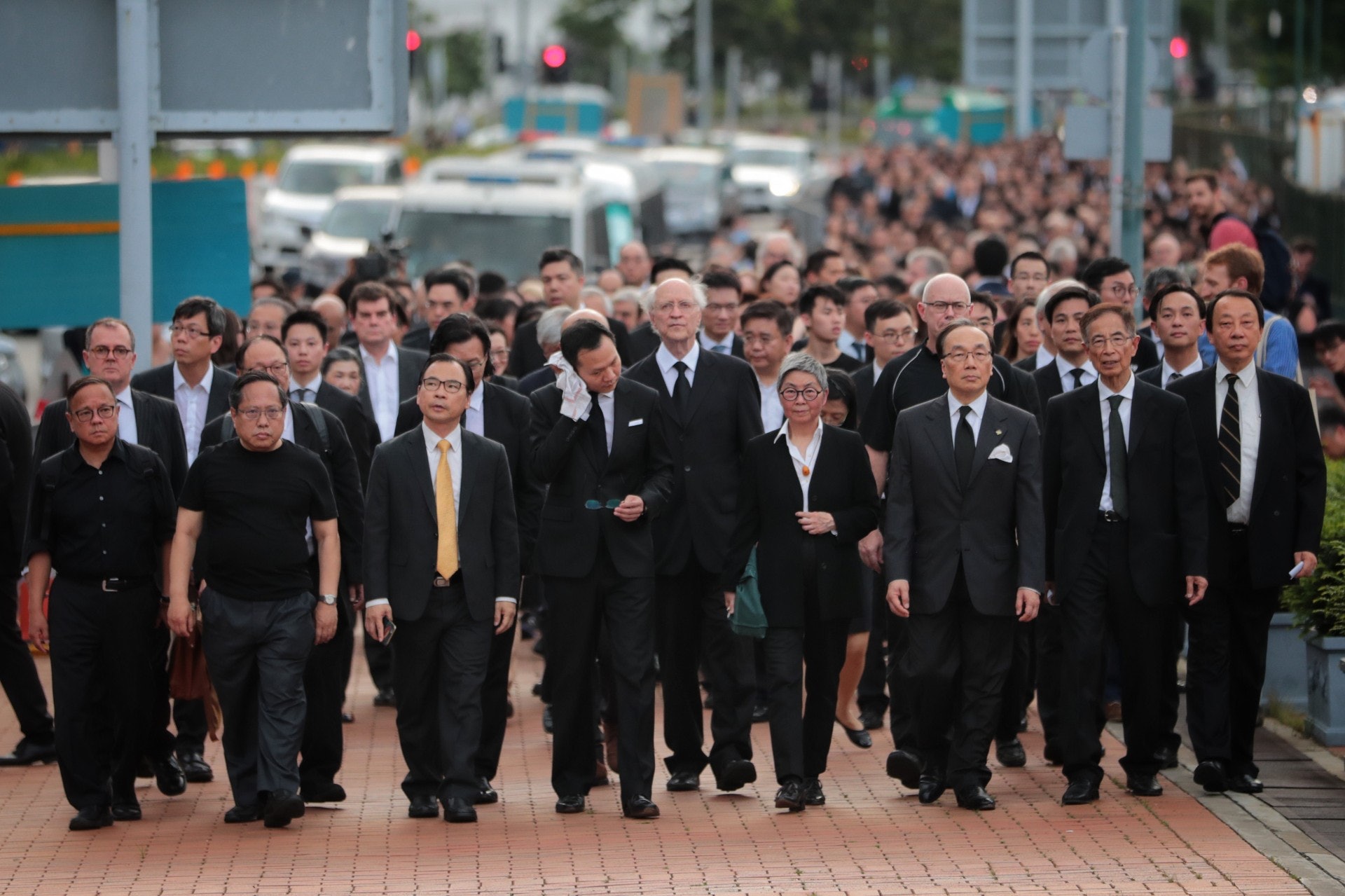 ï¼ç±å·¦äºèµ·è³å³ï¼ä½ä¿ä»ã廿å©ã鿦®éãå³éåãæ¢å®¶åãææ±éå鳿¯çç«å¨éè¡éä¼çéé ãï¼ææ¾¤å½¤æï¼