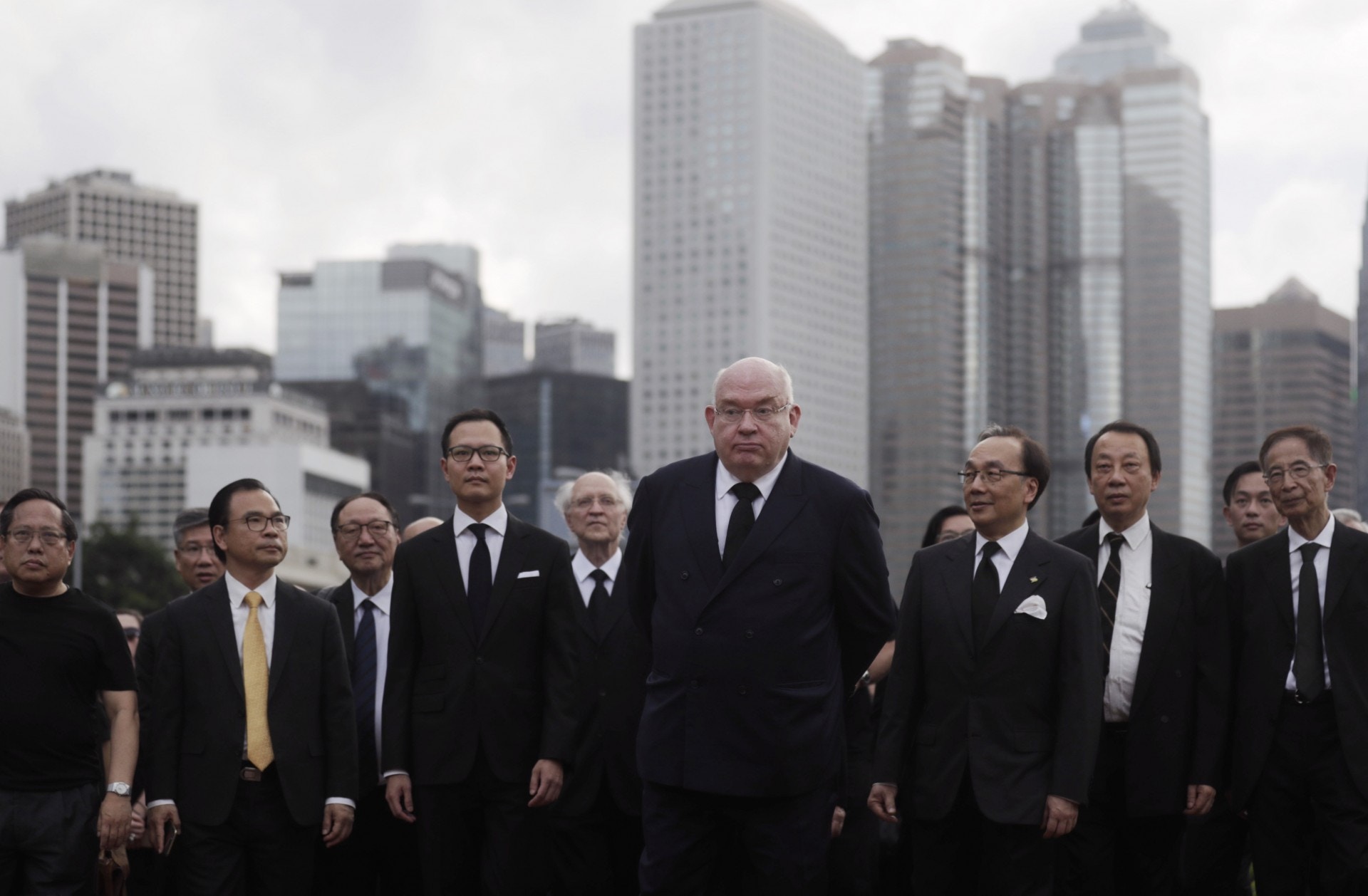 å¬æ°é»¨ç«æ³æè­°å¡é­æ¦®éï¼å·¦ä¸ï¼è¡¨ç¤ºï¼æè¿ä¸åäººåèæ¯æ¬¡é»è¡£éè¡ï¼çºåæ­¸ä»¥ä¾æå¤çä¸æ¬¡ãï¼ä½ä¿äº®æï¼