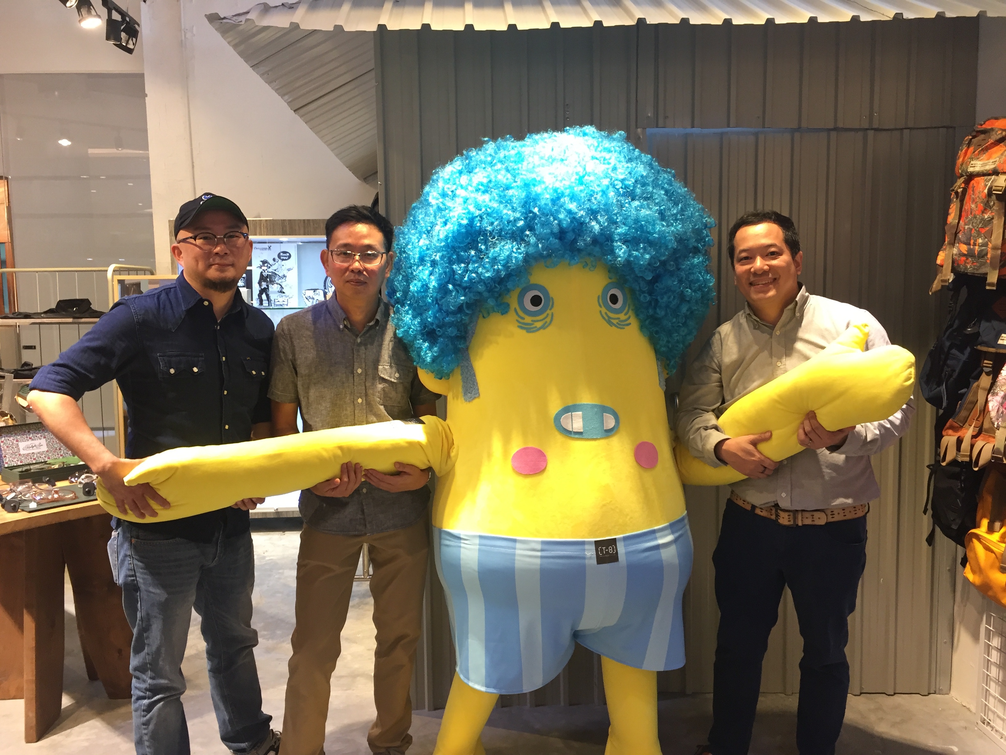 Eric So設計的Picasso是一個甚麼類型玩具也愛收集的玩具狂迷，別以為他是玩具宅男，其實「胸懷大志」，記招上還出現了真人尺寸的Picasso，跟主辦的三個主腦（左起）：Howard Lee、Ricky Ng、Jackie Lok合照。
