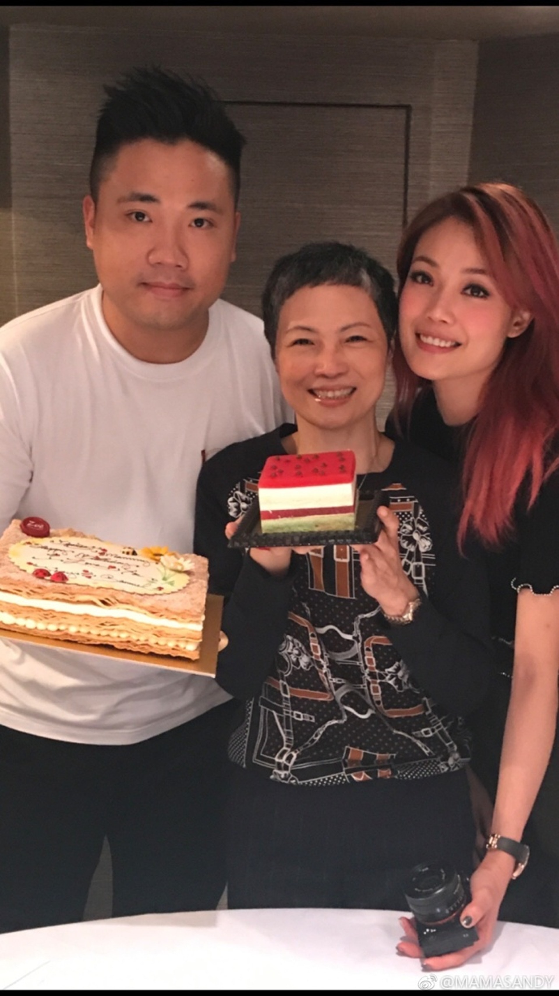 Joey非常愛鍚弟弟Samuel(左)和媽媽(中)。(容祖兒IG:@yungchoyee) Joey非常愛鍚弟弟Samuel(左)和媽媽(中)。(容祖兒IG:@yungchoyee)