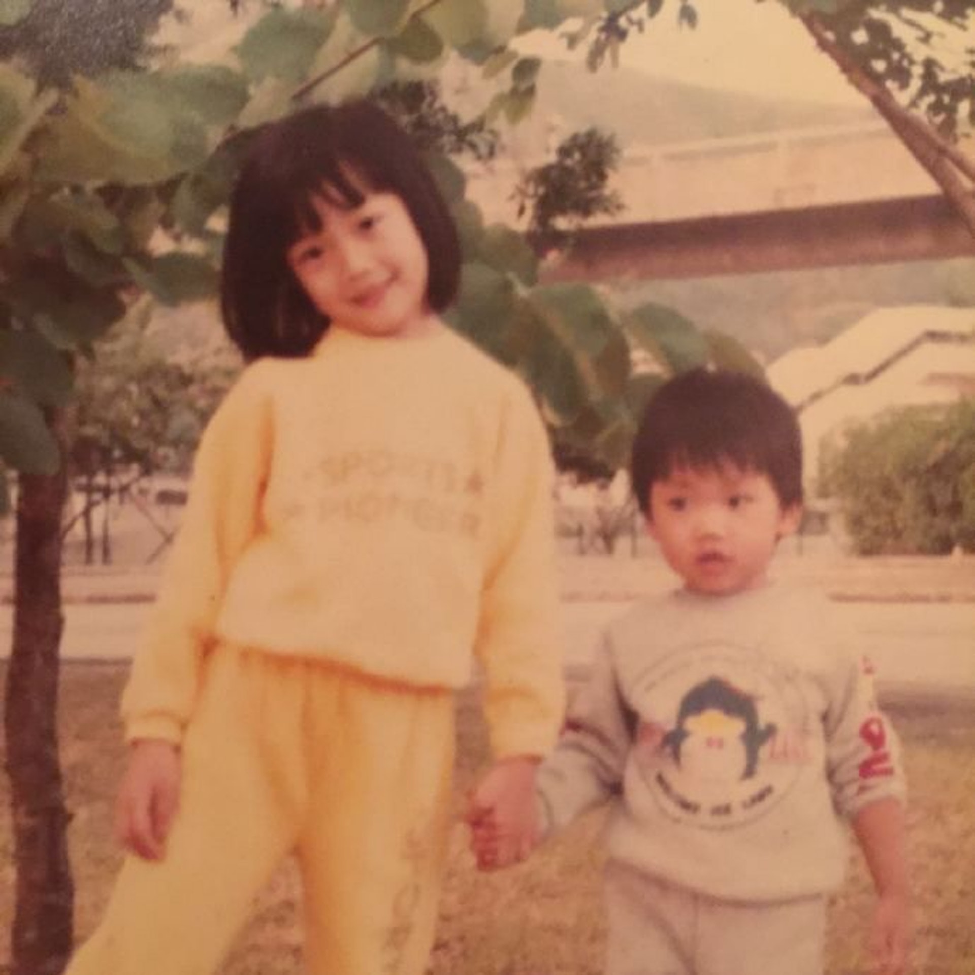 Joey和細佬Samuel自小感情已經很好。(網上圖片) Joey和細佬Samuel自小感情已經很好。(網上圖片)