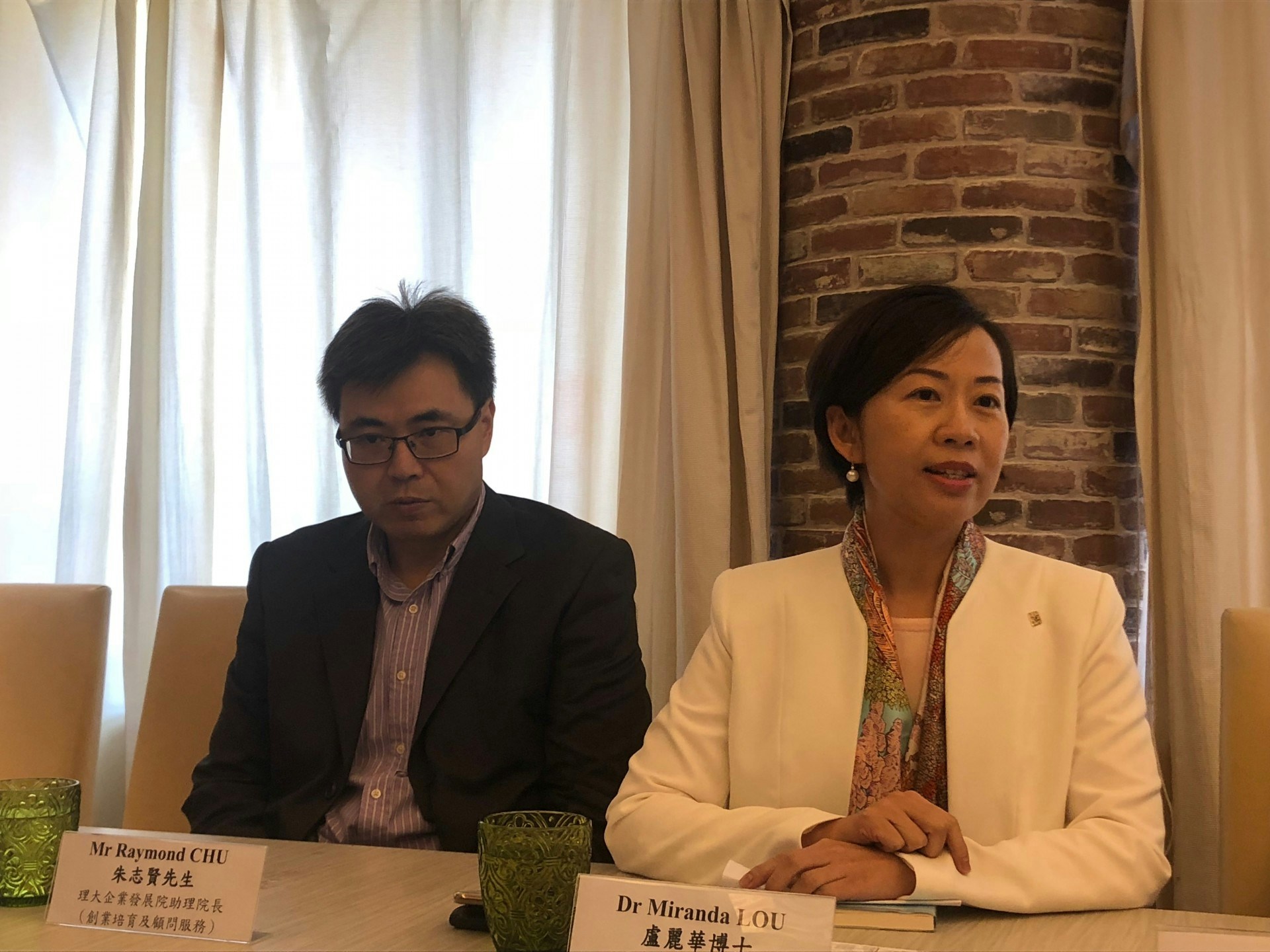 理大行政副校長盧華麗（右）表示，大灣區分校尚在研究階段，期望可以盡快落實。圖左為理大企業發展院助理院長朱志賢。（胡家欣攝）