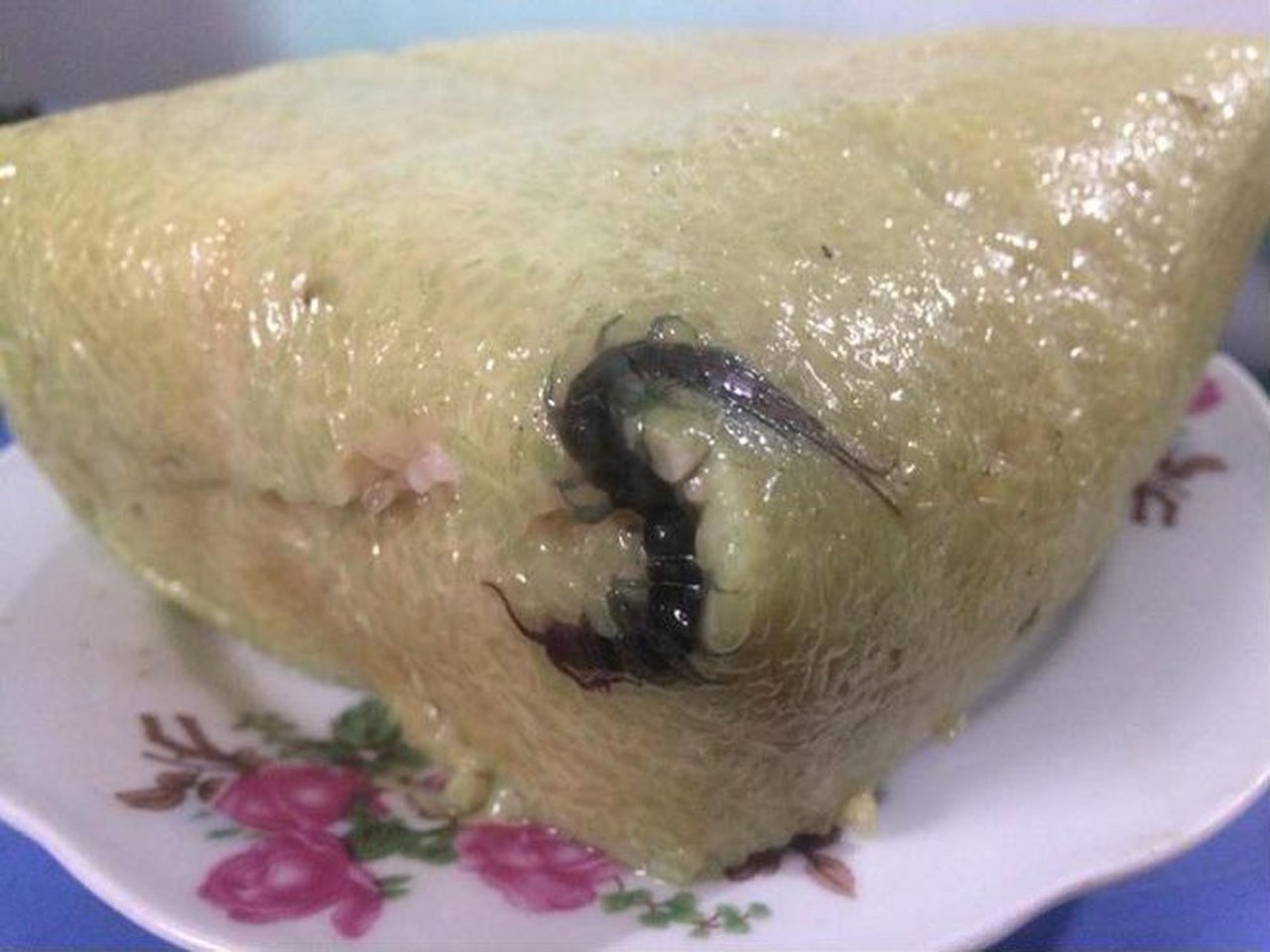 原來該相片早於2018年已出現,是越南一名女子不幸買到了有蜈蚣的糭,近日又再瘋傳。(網上圖片) 原來該相片早於2018年已出現,是越南一名女子不幸買到了有蜈蚣的糭,近日又再瘋傳。(網上圖片)