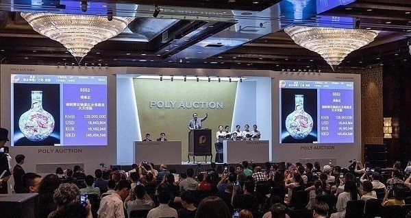 雍正天球瓶1.47億人仔成交成「中國最貴陶瓷」