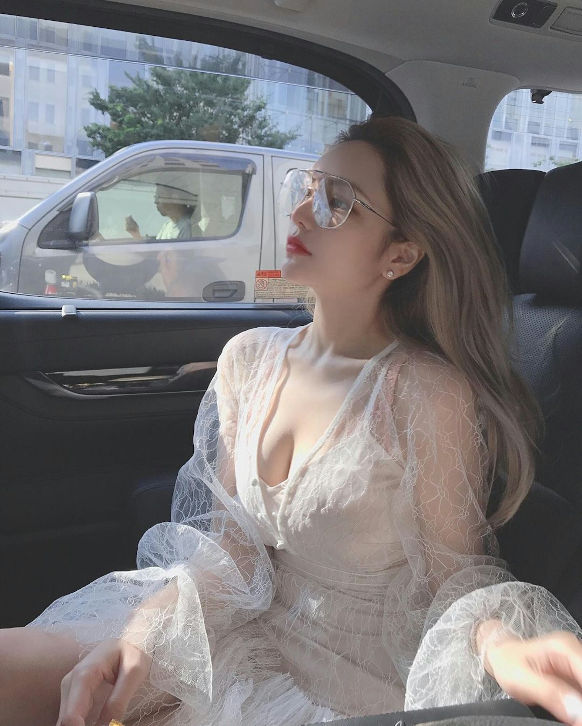 身穿白色喱士薄紗短裙的周揚青,罕見露事業線。(IG/@gracechowwwww) 身穿白色喱士薄紗短裙的周揚青,罕見露事業線。(IG/@gracechowwwww)