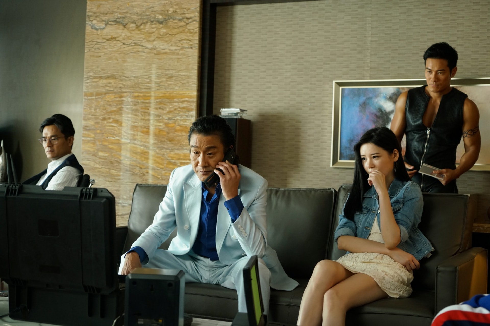 邱意濃扮演梁家輝的情人兼手下,深得他信任。(《追龍II:賊王》劇照) 邱意濃扮演梁家輝的情人兼手下,深得他信任。(《追龍II:賊王》劇照)