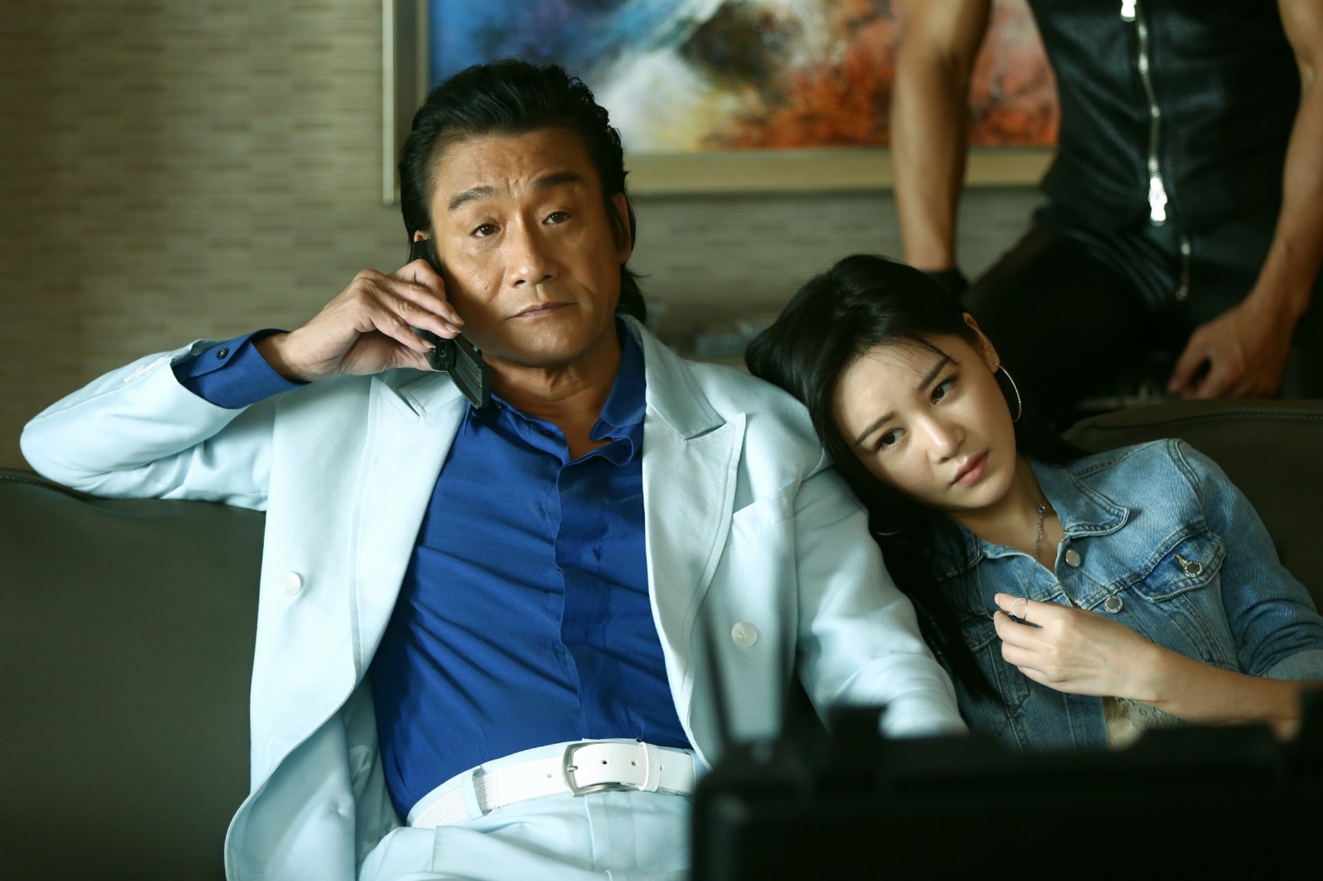 向來不信人的龍志強(梁家輝 飾),偏偏對她深信不疑。(《追龍II:賊王》劇照) 向來不信人的龍志強(梁家輝 飾),偏偏對她深信不疑。(《追龍II:賊王》劇照)
