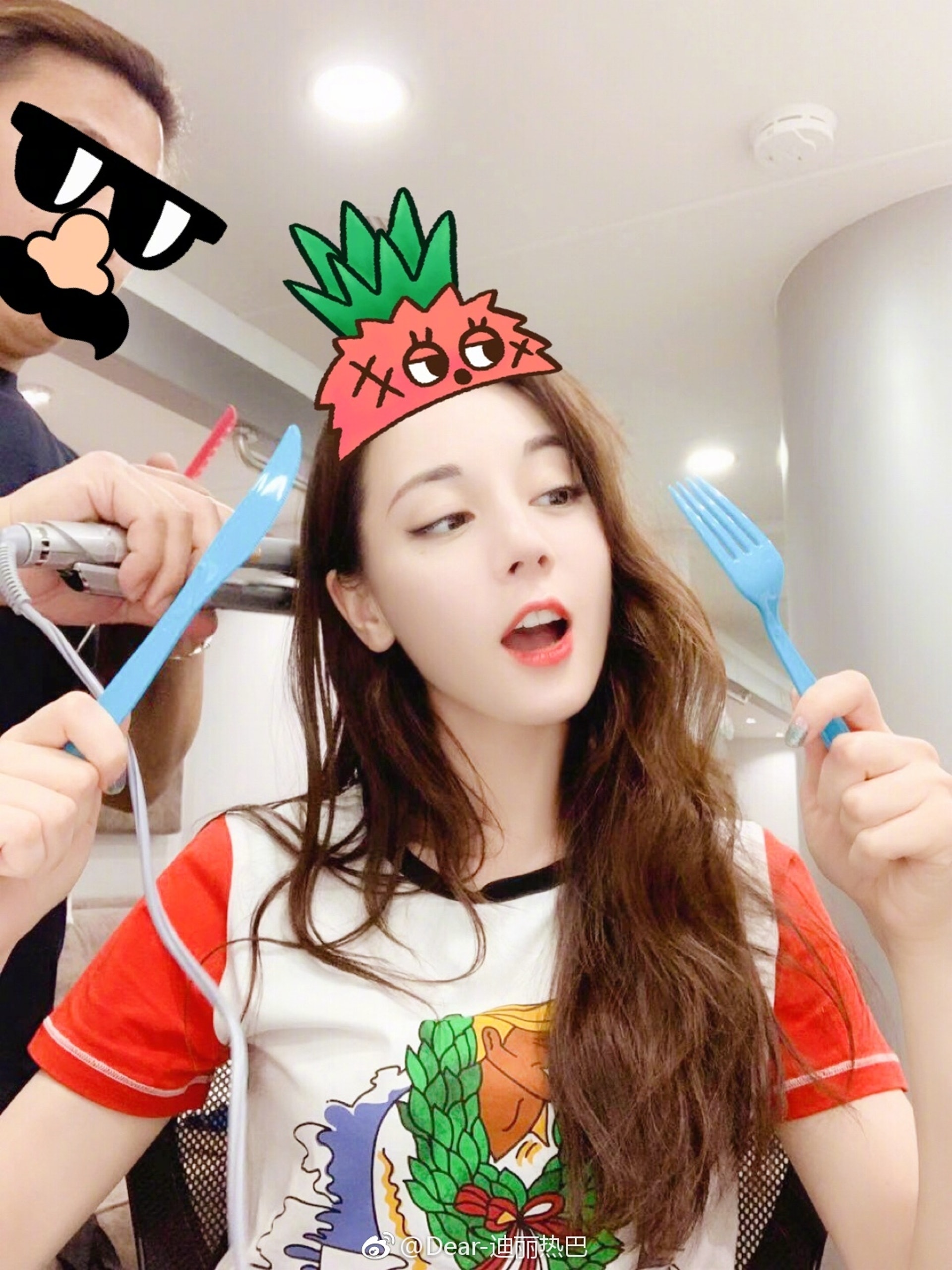 迪麗熱巴人氣一直高舉不下 (迪麗熱巴微博圖片) 迪麗熱巴人氣一直高舉不下 (迪麗熱巴微博圖片)