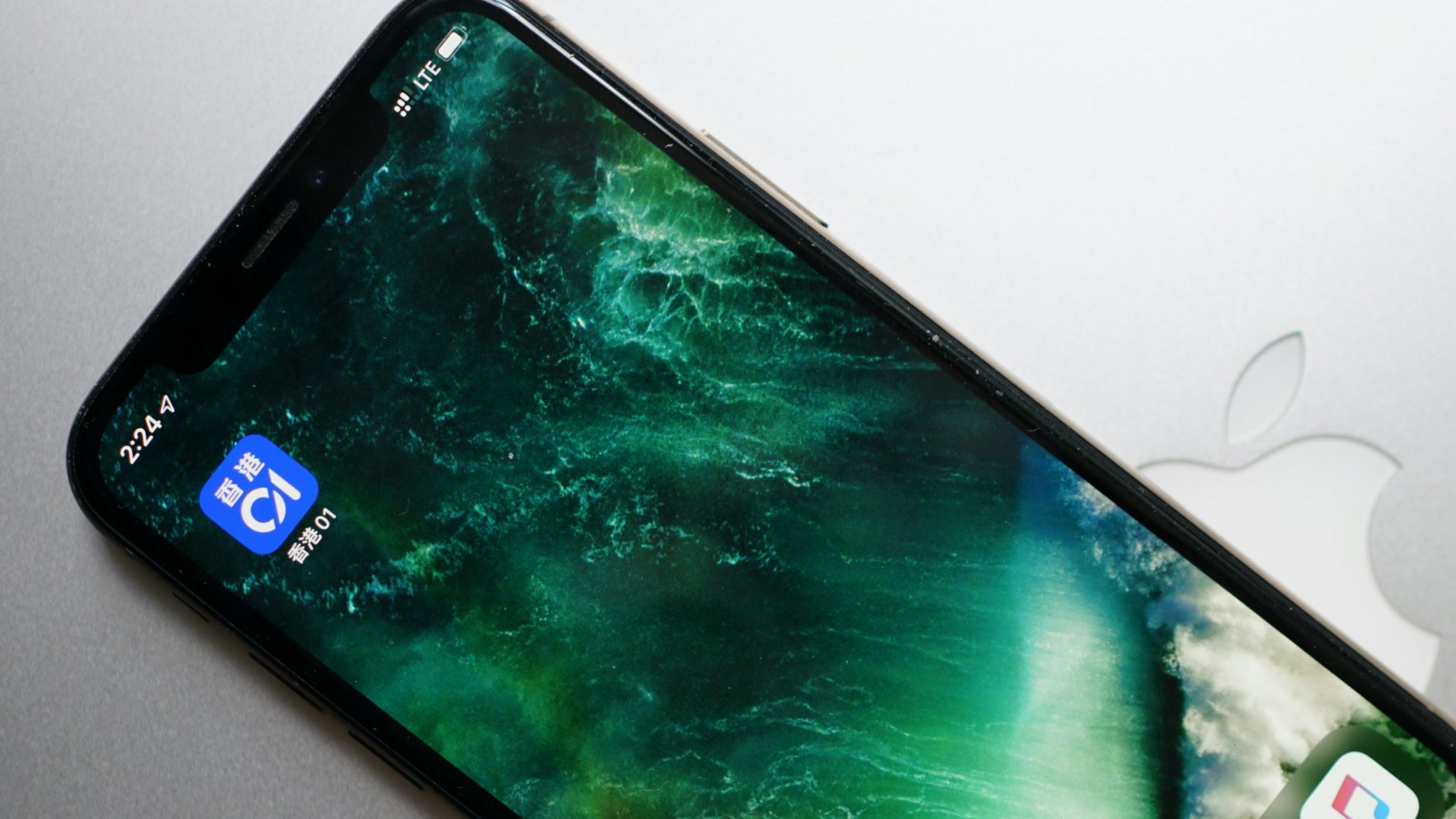 iOS 13 黑暗模式隱藏設定、一鍵將 Wallpaper 立即變「黑」! iOS 13 黑暗模式隱藏設定、一鍵將 Wallpaper 立即變「黑」!