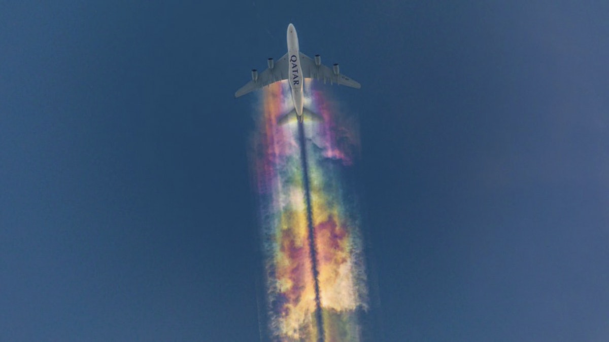 彩虹飛機雲!德攝影師拍下卡塔爾航空劃過一刻 靚到似Wallpaper 彩虹飛機雲!德攝影師拍下卡塔爾航空劃過一刻 靚到似Wallpaper