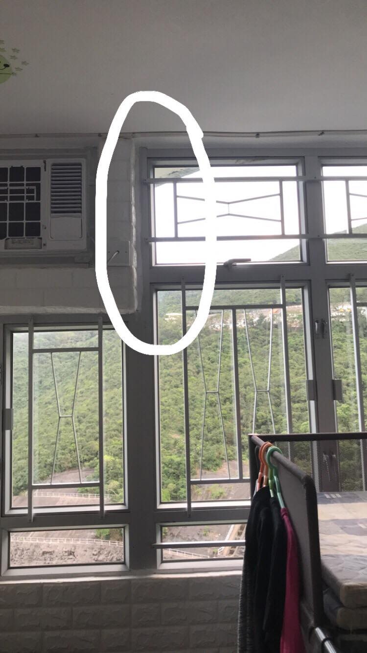 譚小姐指蜂巢築於冷氣機旁的窗戶(白圈示)。 譚小姐指蜂巢築於冷氣機旁的窗戶(白圈示)。