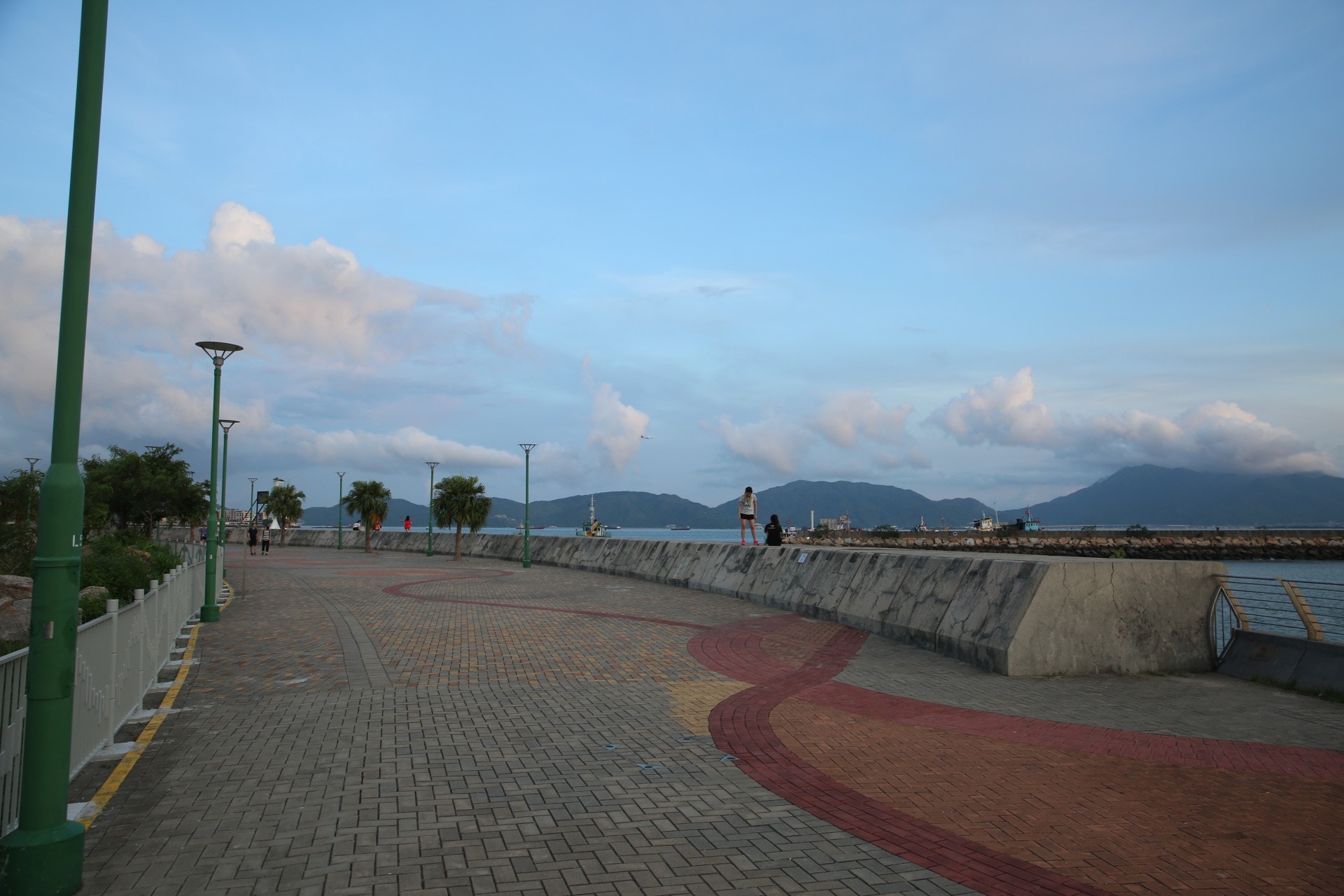 昨晚(7日)有市民於屯門青山灣海濱長廊放狗時,狗狗不慎墮海。(王譯揚攝) 昨晚(7日)有市民於屯門青山灣海濱長廊放狗時,狗狗不慎墮海。(王譯揚攝)