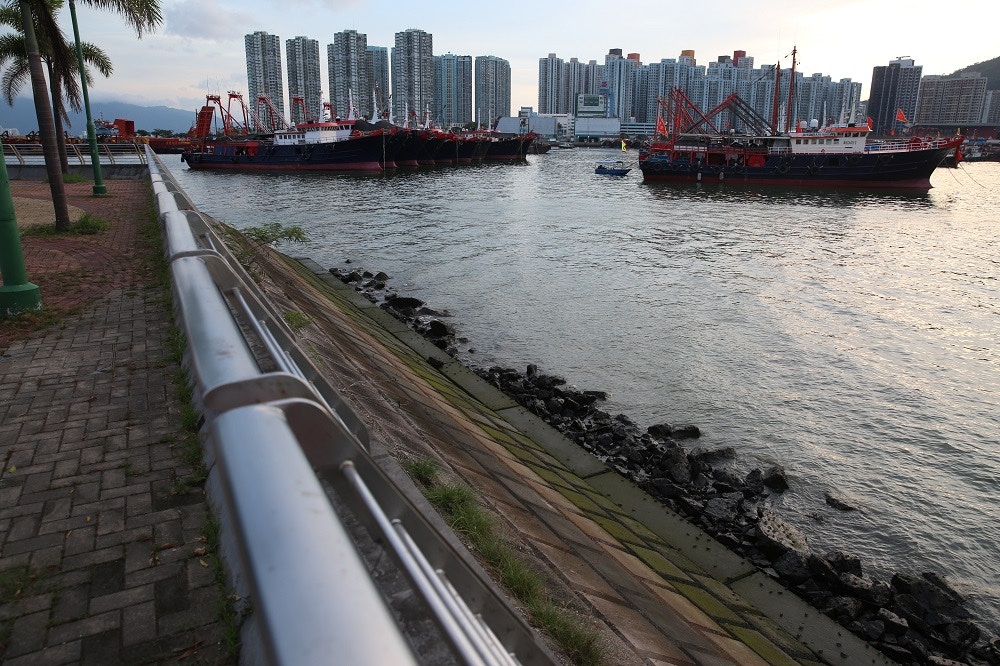 翻越石壆後有約3至4米石頭斜坡,之後就到達海邊。 翻越石壆後有約3至4米石頭斜坡,之後就到達海邊。