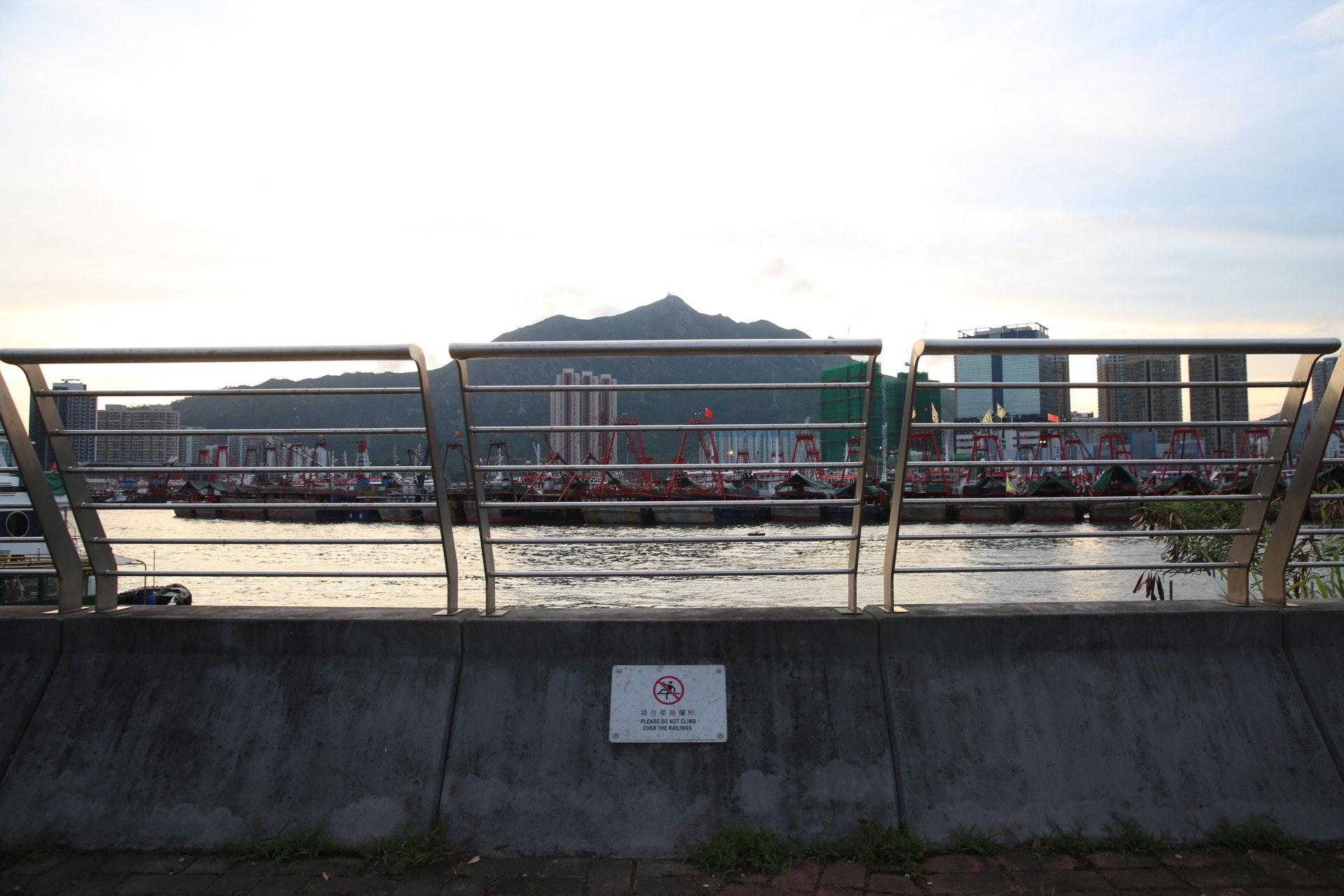 整條長廊右邊位置都有約1米高欄杆。(王譯揚攝) 整條長廊右邊位置都有約1米高欄杆。(王譯揚攝)