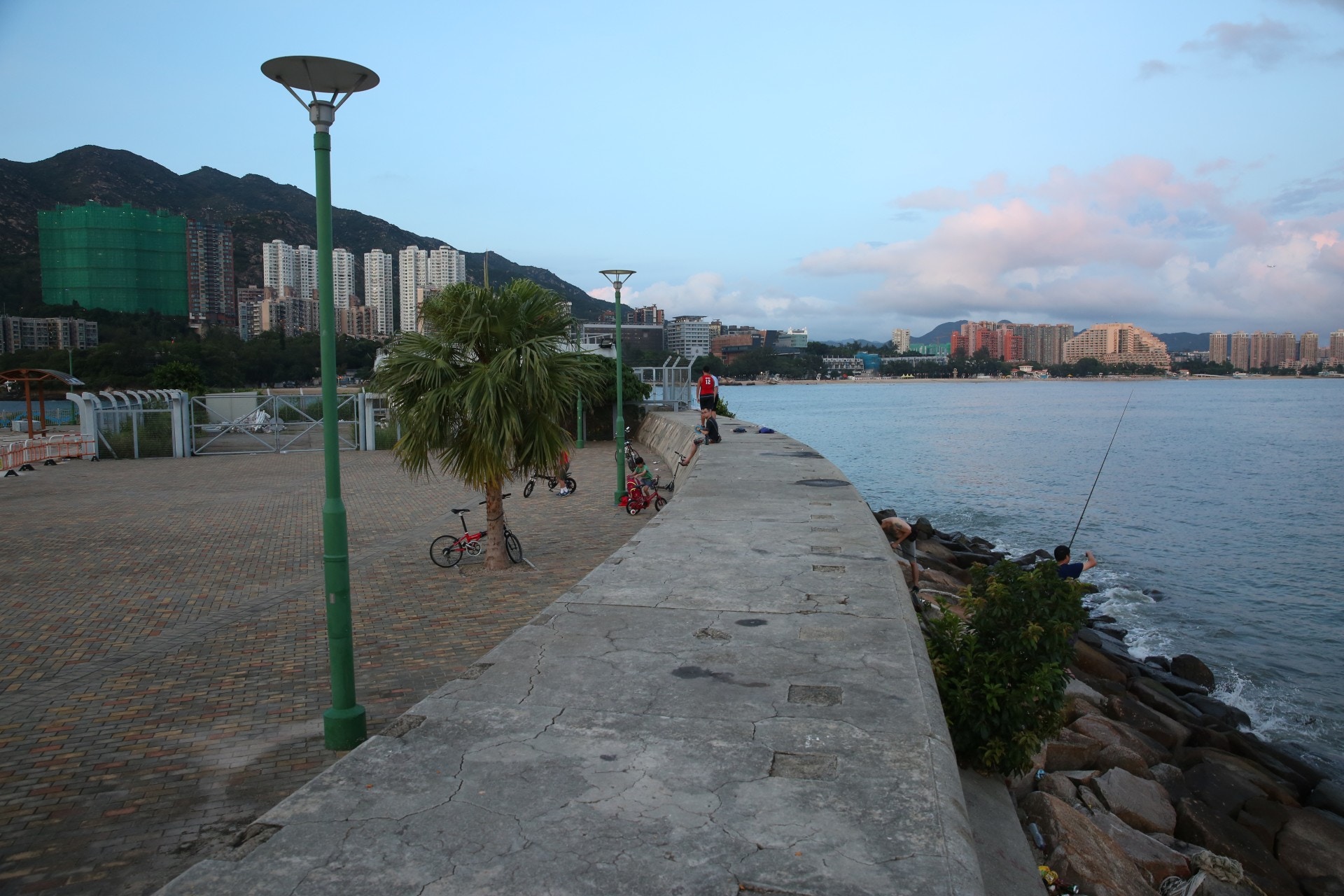 長廊左手邊亦有約1米高石壆,翻越石壆後有約3至4米石頭防波堤,之後就到達海邊。(王譯揚攝) 長廊左手邊亦有約1米高石壆,翻越石壆後有約3至4米石頭防波堤,之後就到達海邊。(王譯揚攝)