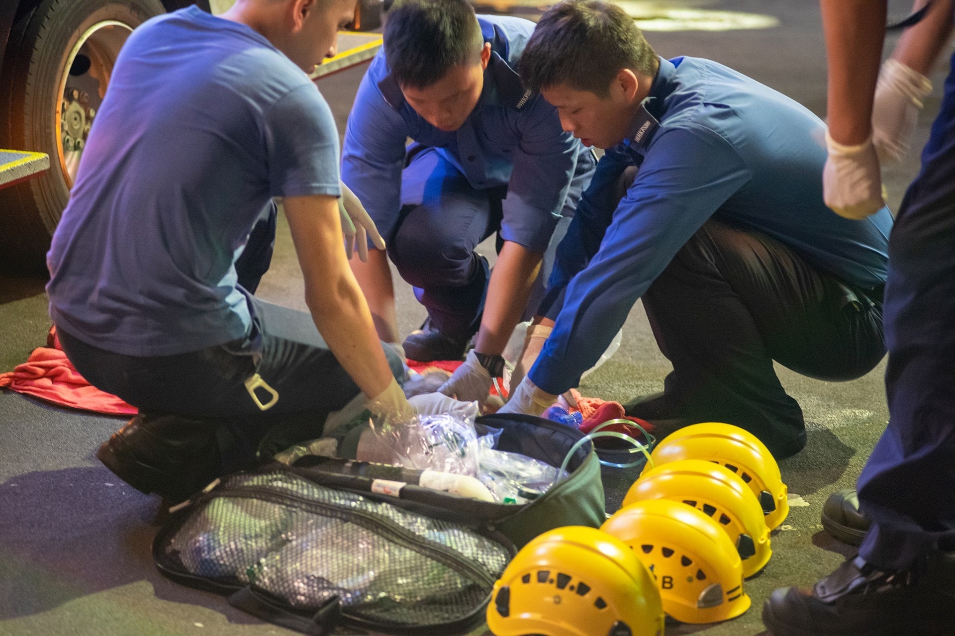 三名消防員輪流為狗狗進行心肺復甦。(讀者Toby提供) 三名消防員輪流為狗狗進行心肺復甦。(讀者Toby提供)
