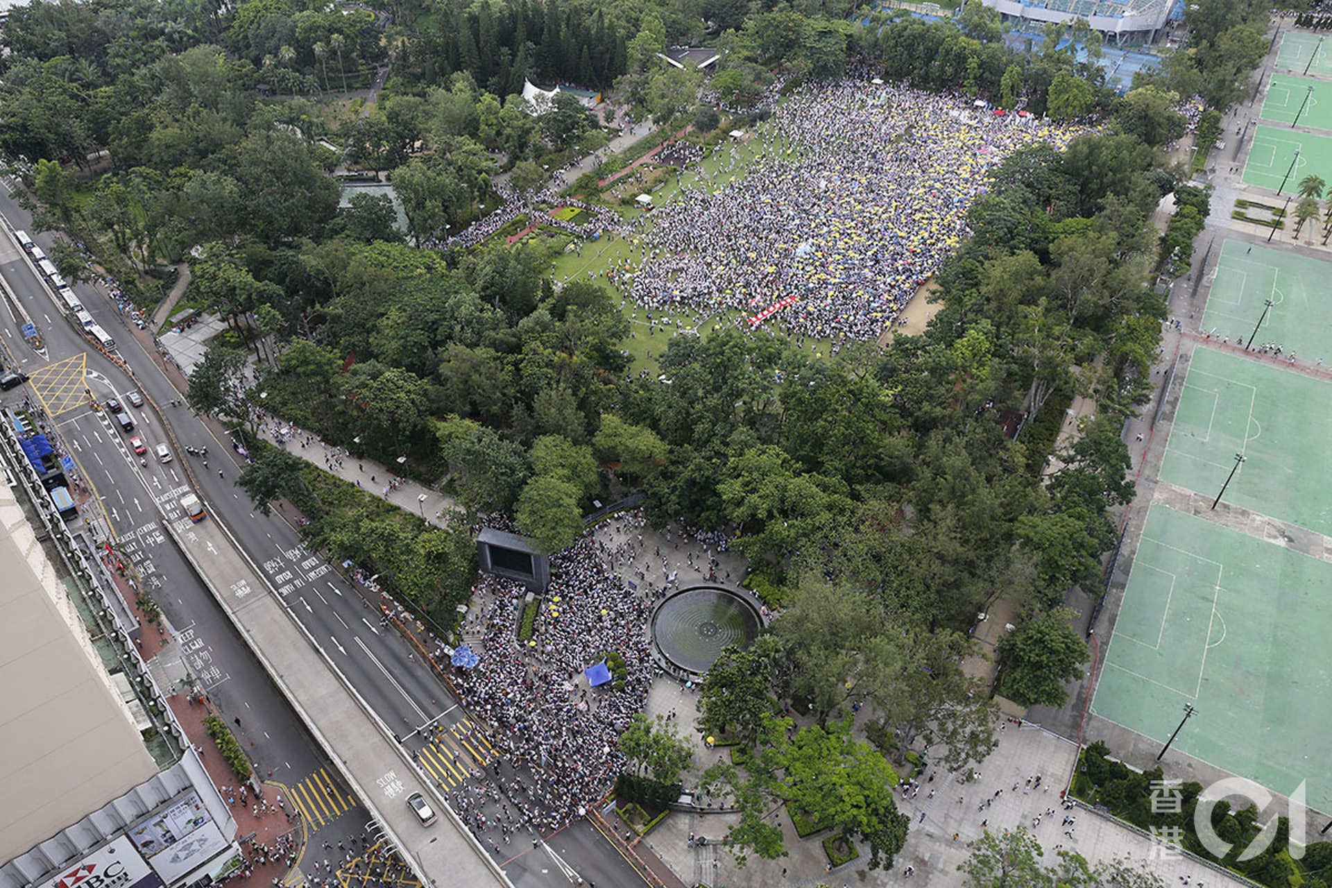 反逃犯條例遊行 高空圖對比遊行起步媲美03年七一 香港01 社會新聞 反逃犯條例遊行 高空圖對比遊行起步媲美03年七一 香港01 社會新聞