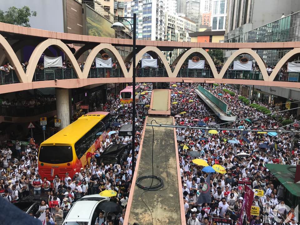 2019å¹´6æœˆ9æ—¥ï¼Œåå°é€ƒçŠ¯æ¢ä¾‹ä¿®è¨‚å¤§éŠè¡Œï¼Œæ•¸åè¬å¸‚æ°‘ä¸Šè¡—ã€‚éŠ…é‘¼ç£ç³–è¡—é™„è¿‘å¤©æ©‹ï¼Œä¸€æ—©äººæ½®é€¼çˆ†ã€‚ï¼ˆå³å€¬å®‰æ”ï¼‰